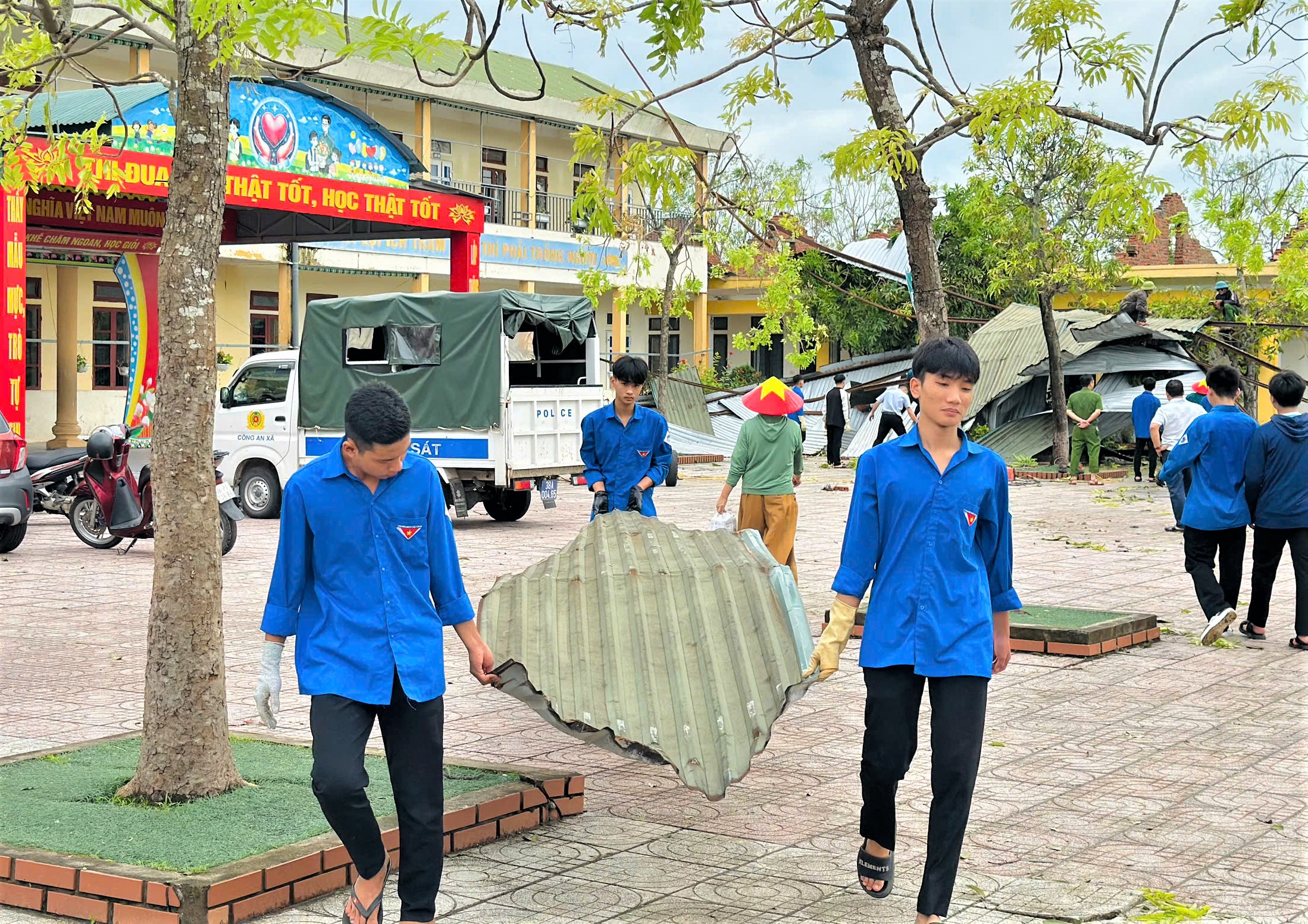 Tuổi trẻ Hà Tĩnh giúp dân khắc phục thiệt hại sau bão số 10 - Ảnh 8.