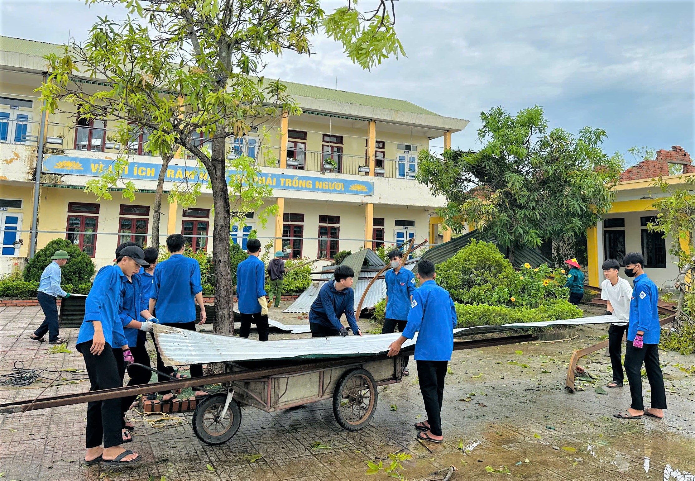 Tuổi trẻ Hà Tĩnh giúp dân khắc phục thiệt hại sau bão số 10 - Ảnh 7.