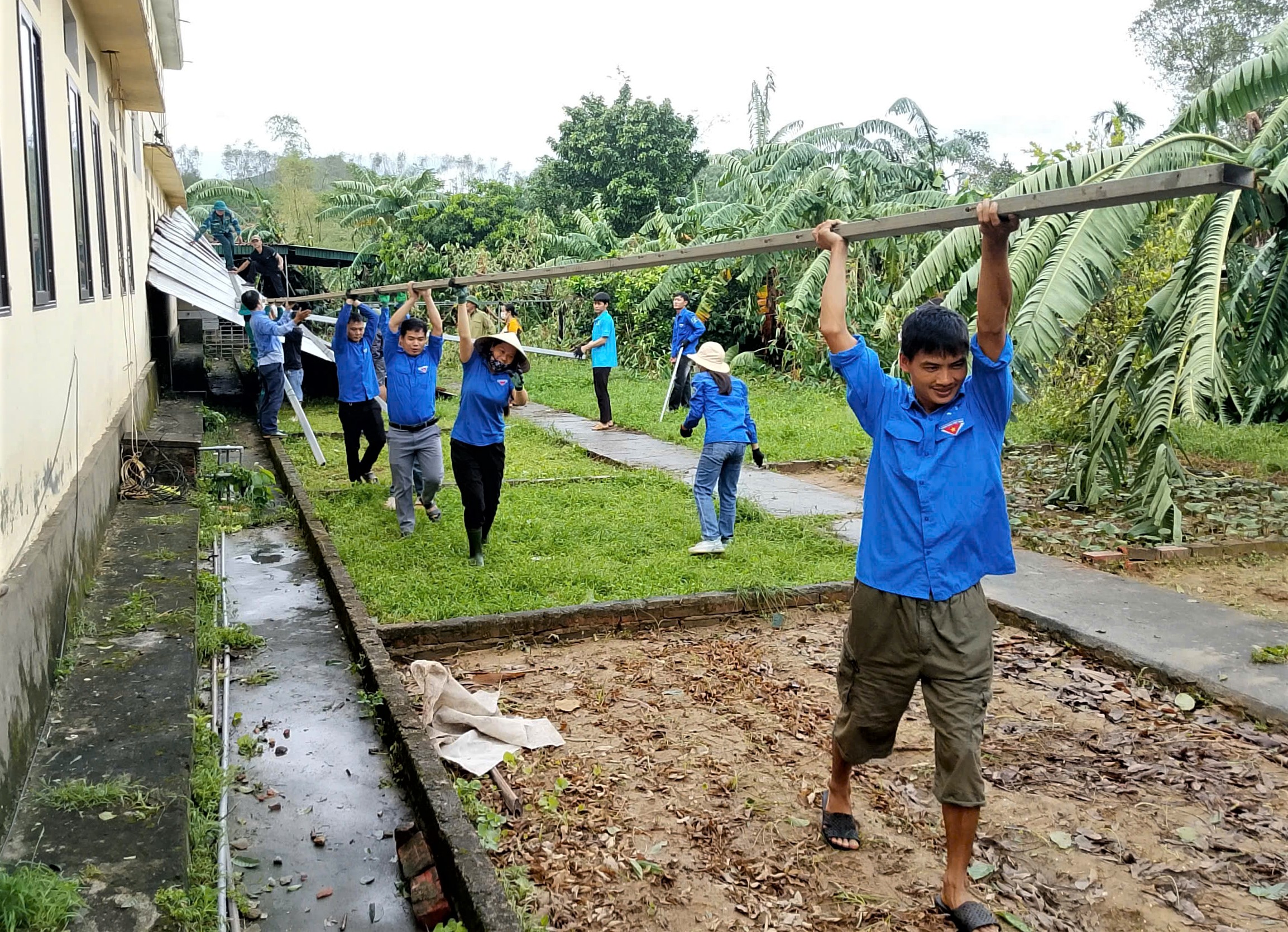 Tuổi trẻ Hà Tĩnh giúp dân khắc phục thiệt hại sau bão số 10 - Ảnh 9.