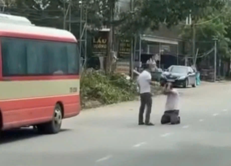 Tạm giữ hình sự người đàn ông bắt tài xế xe buýt quỳ giữa đường- Ảnh 2.