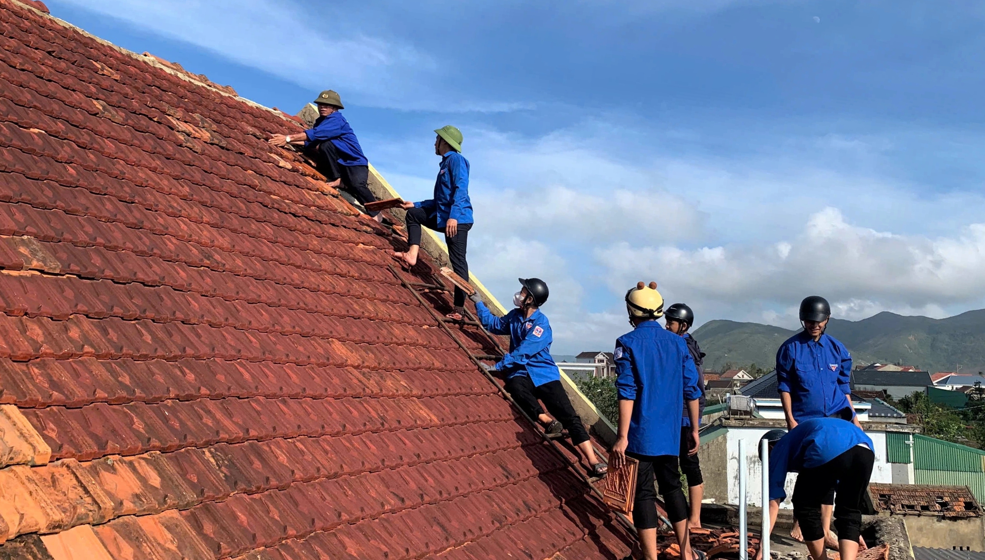 Tuổi trẻ Hà Tĩnh giúp dân khắc phục thiệt hại sau bão số 10 - Ảnh 2.