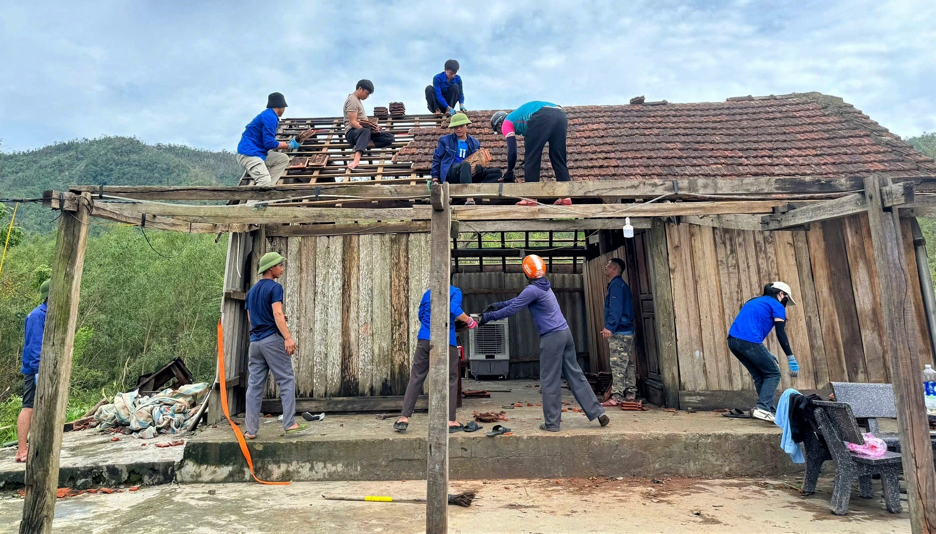 Tuổi trẻ Hà Tĩnh giúp dân khắc phục thiệt hại sau bão số 10 - Ảnh 1.