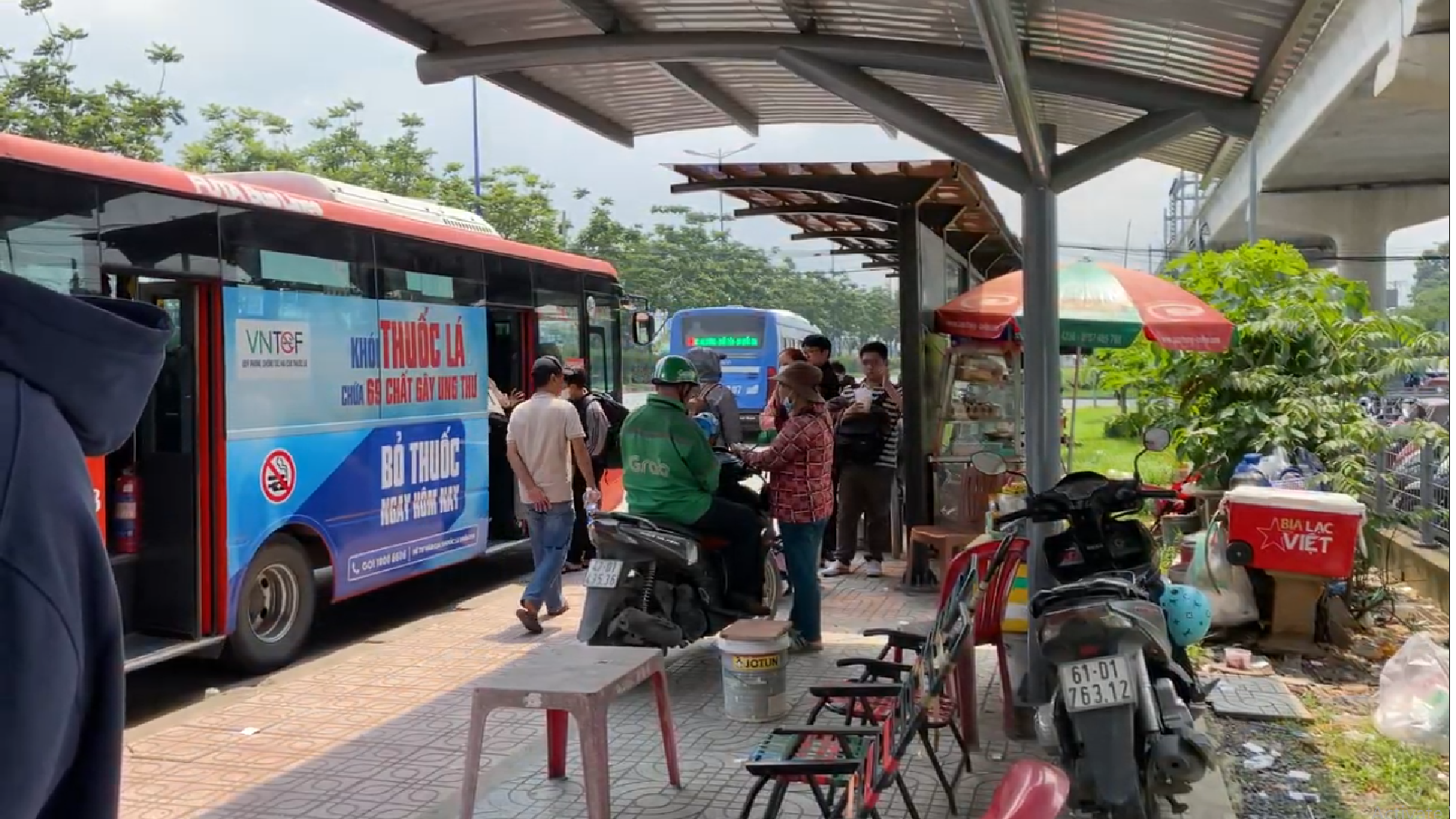 Hàng loạt nhà chờ xe buýt ở TP.HCM bị c…