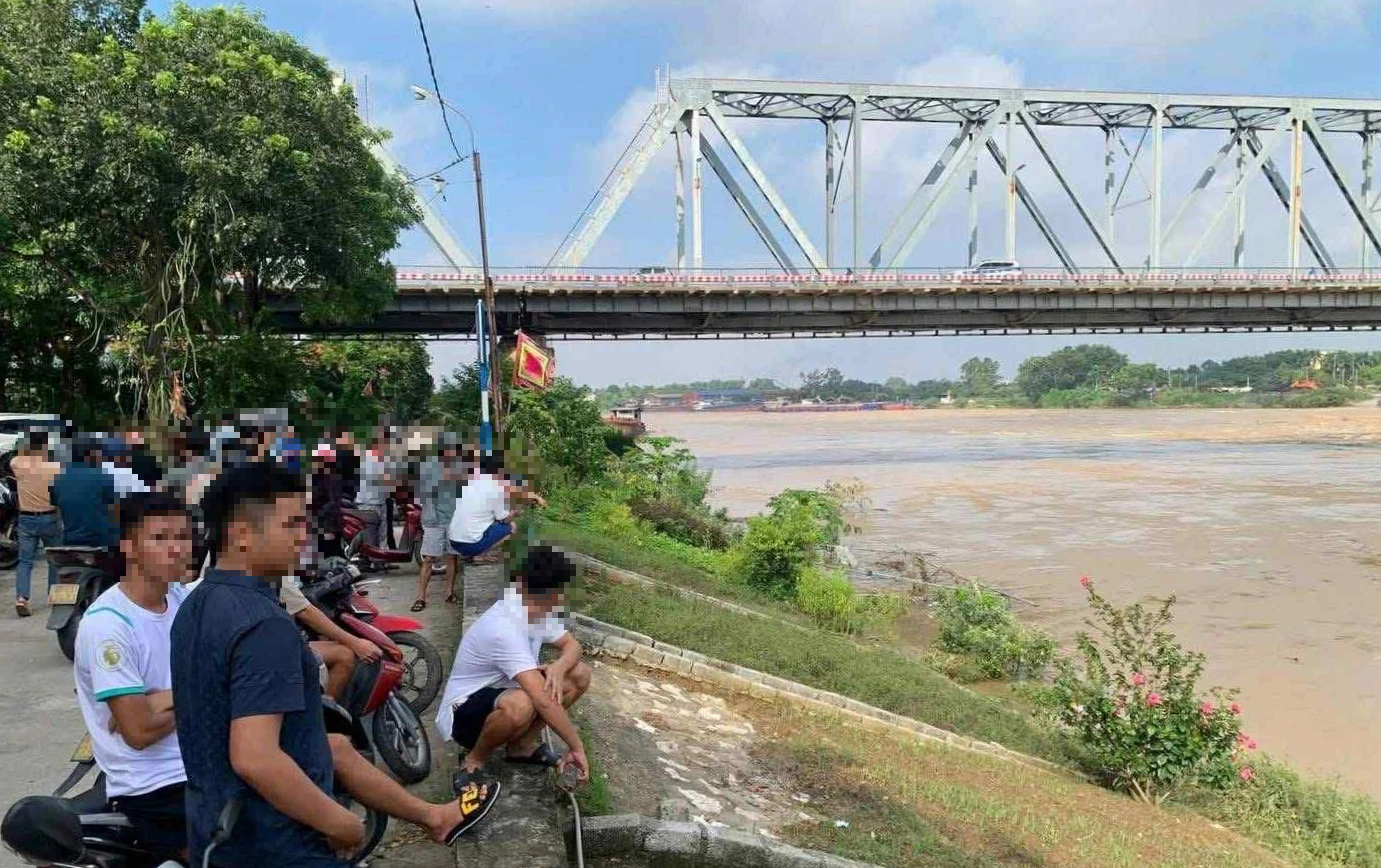 Lật tàu khiến 2 vợ chồng mất tích, Phú Thọ cấm mọi phương tiện lưu thông trên sông Lô- Ảnh 1.