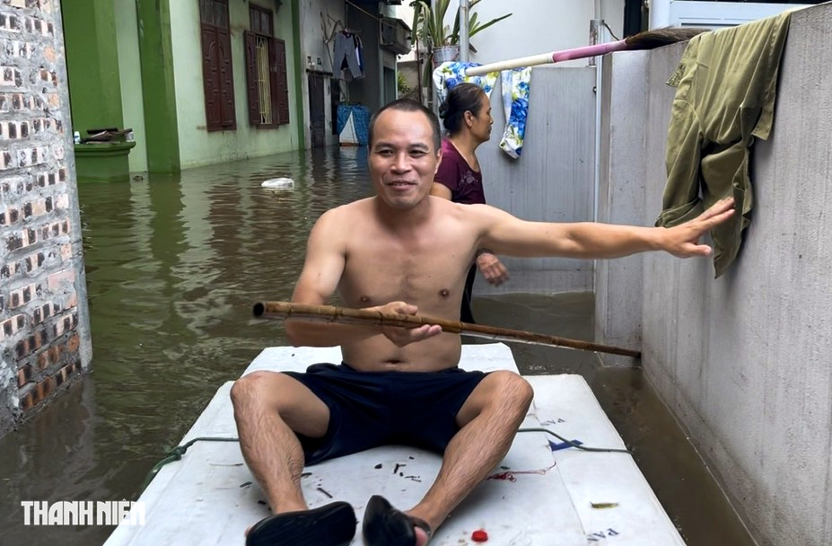 H&igrave;nh ảnh x&oacute;m nhỏ H&agrave; Nội nước vẫn ngập tới cổ sau 4 ng&agrave;y - Ảnh 5.