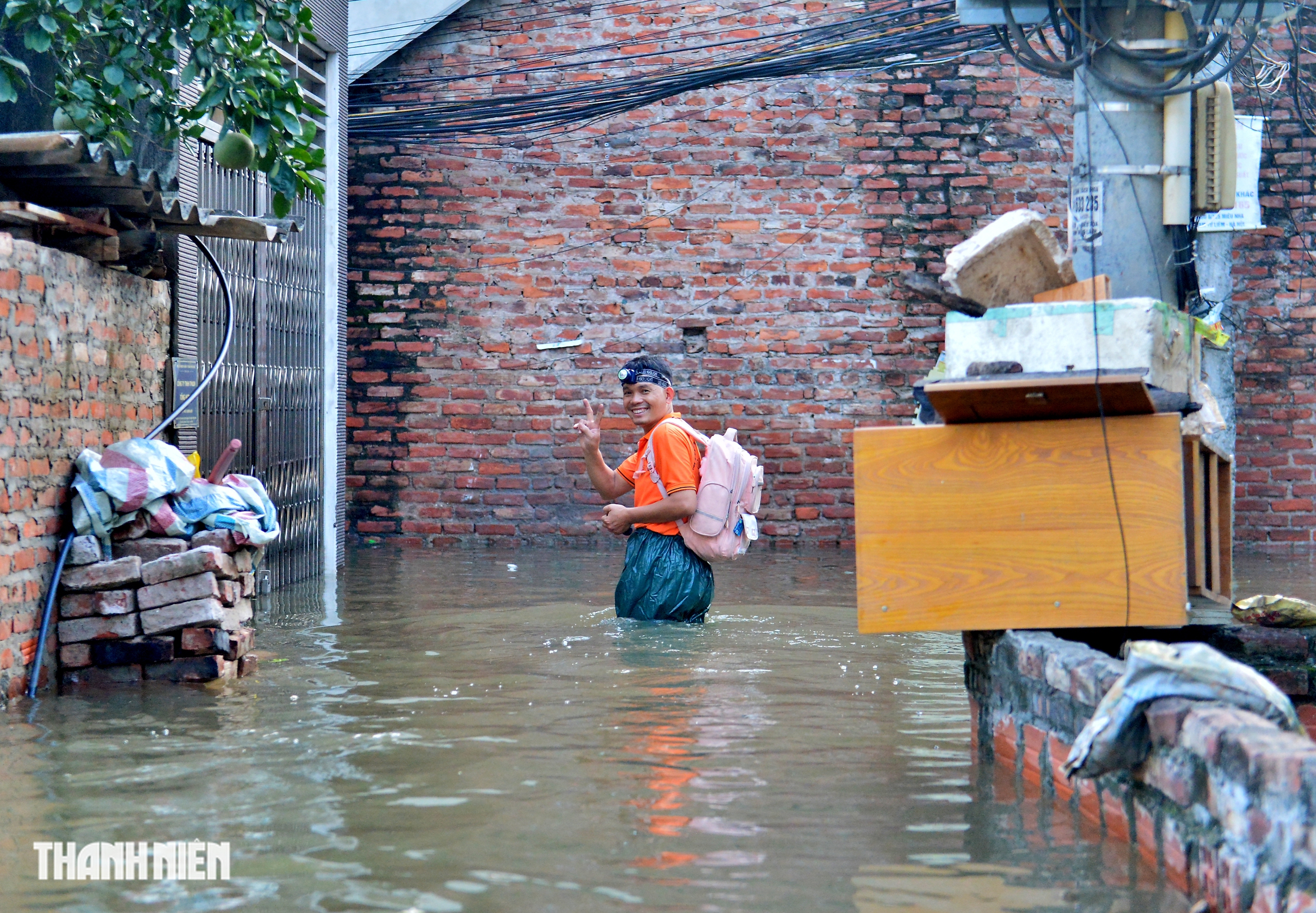 Nước lũ 5 ng&agrave;y chưa r&uacute;t, người H&agrave; Nội đến phường trải chiếu 'cầu cứu'- Ảnh 3.