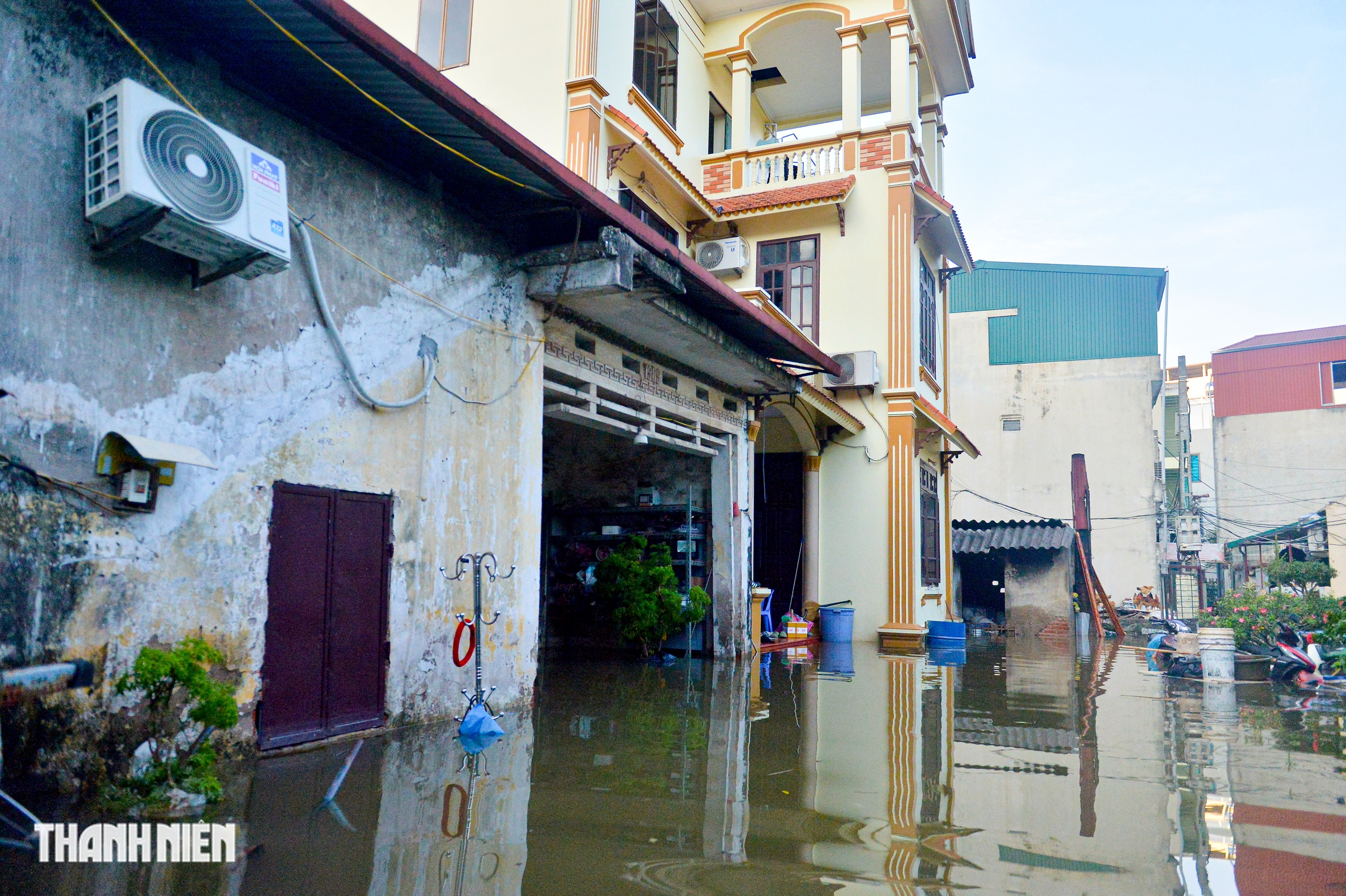 H&igrave;nh ảnh x&oacute;m nhỏ H&agrave; Nội nước vẫn ngập tới cổ sau 4 ng&agrave;y - Ảnh 2.