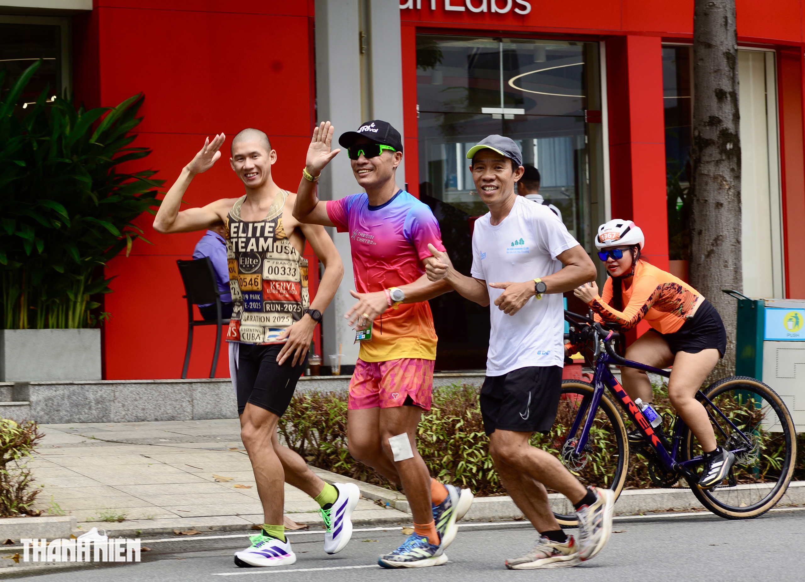 Ảnh đẹp tr&ecirc;n h&agrave;nh tr&igrave;nh chạy bộ 310 km trong hơn 56 tiếng của 'Trường đi&ecirc;n' - Ảnh 2.