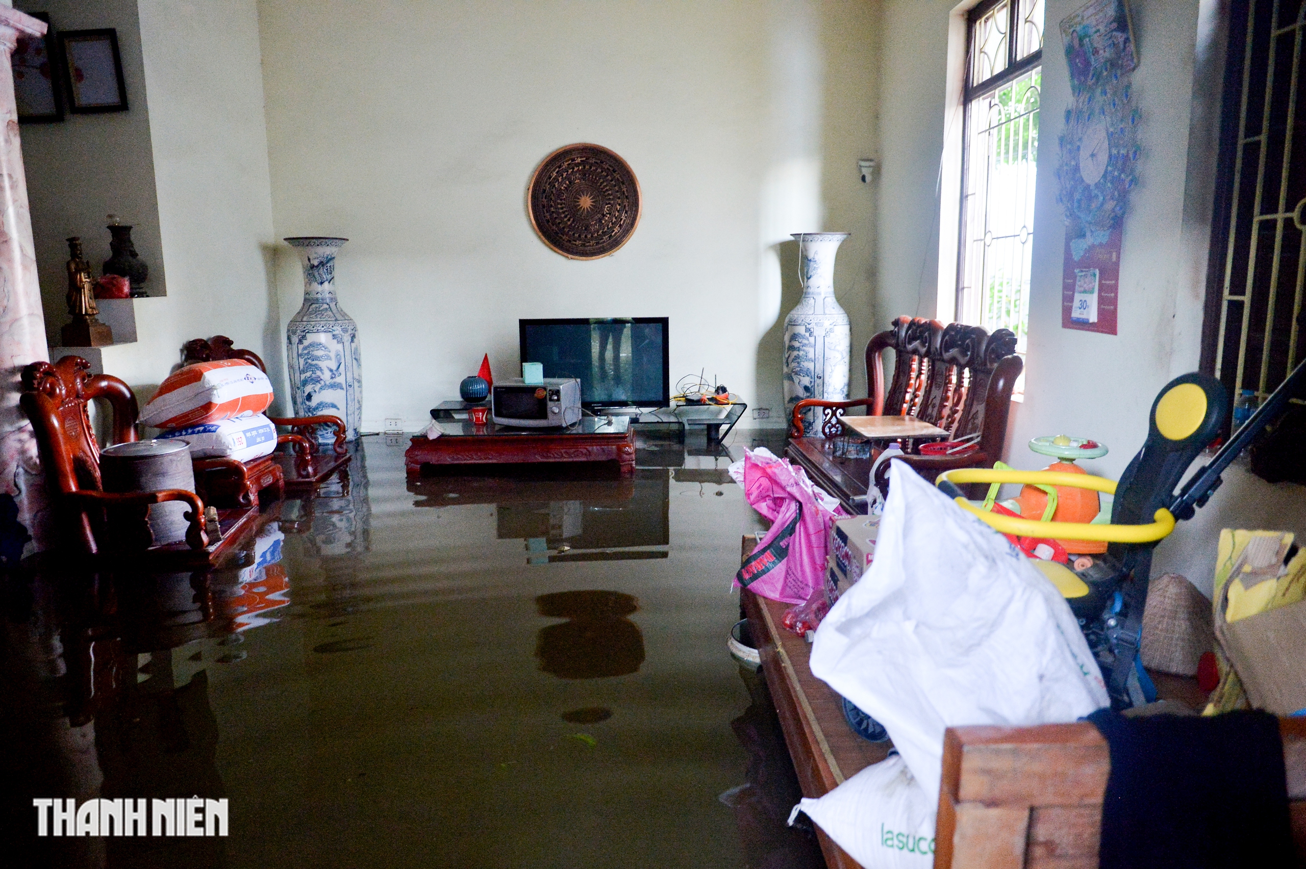 H&igrave;nh ảnh x&oacute;m nhỏ H&agrave; Nội nước vẫn ngập tới cổ sau 4 ng&agrave;y - Ảnh 4.