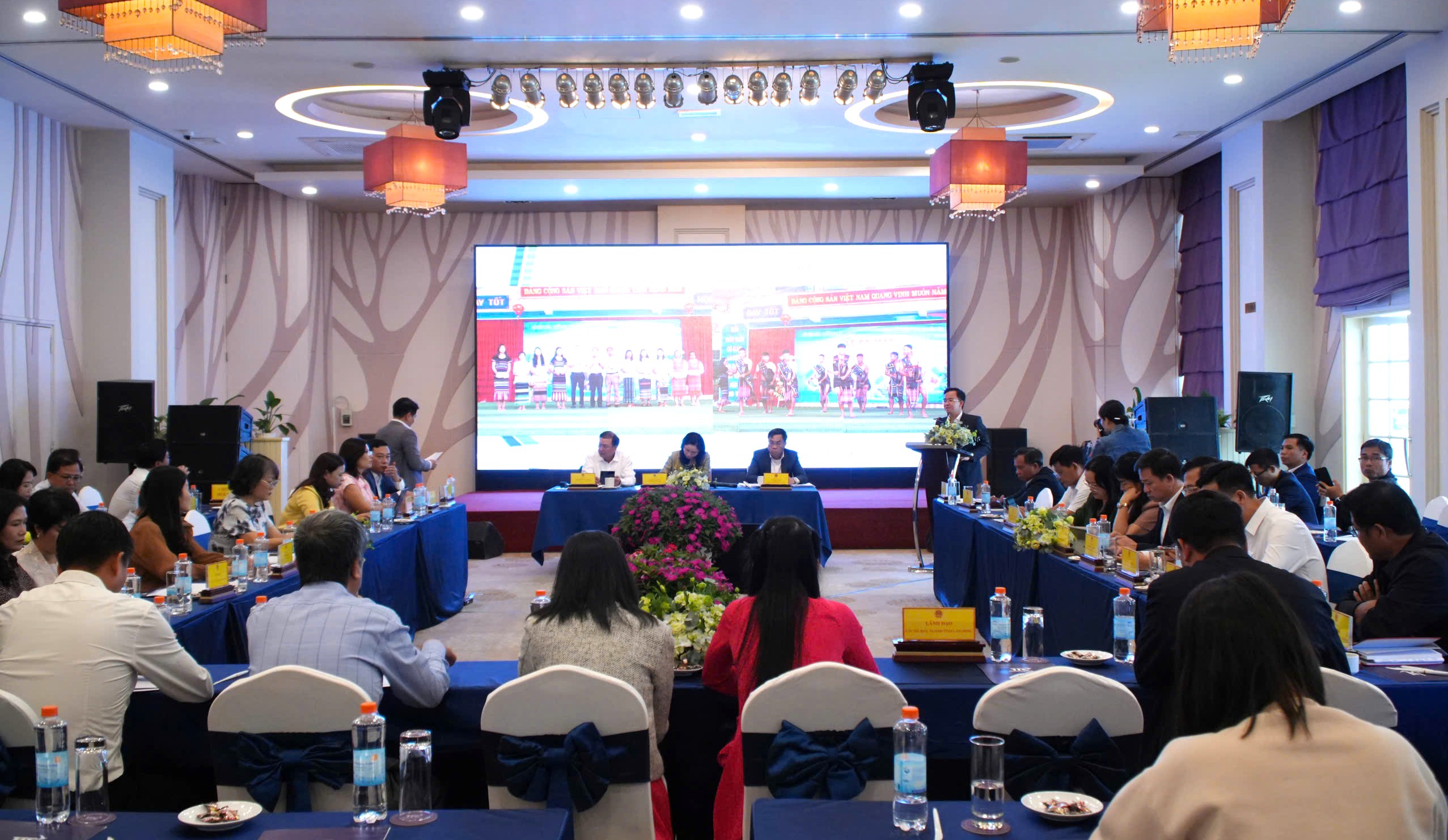 ការរក្សាតម្លៃវប្បធម៌ប្រពៃណីរបស់ជនជាតិដែលជាប់ពាក់ព័ន្ធនឹងការអភិវឌ្ឍវិស័យទេសចរណ៍ - រូបថត ១. Bảo tồn giá trị văn hóa truyền thống các dân tộc gắn với phát triển du lịch - Ảnh 1.