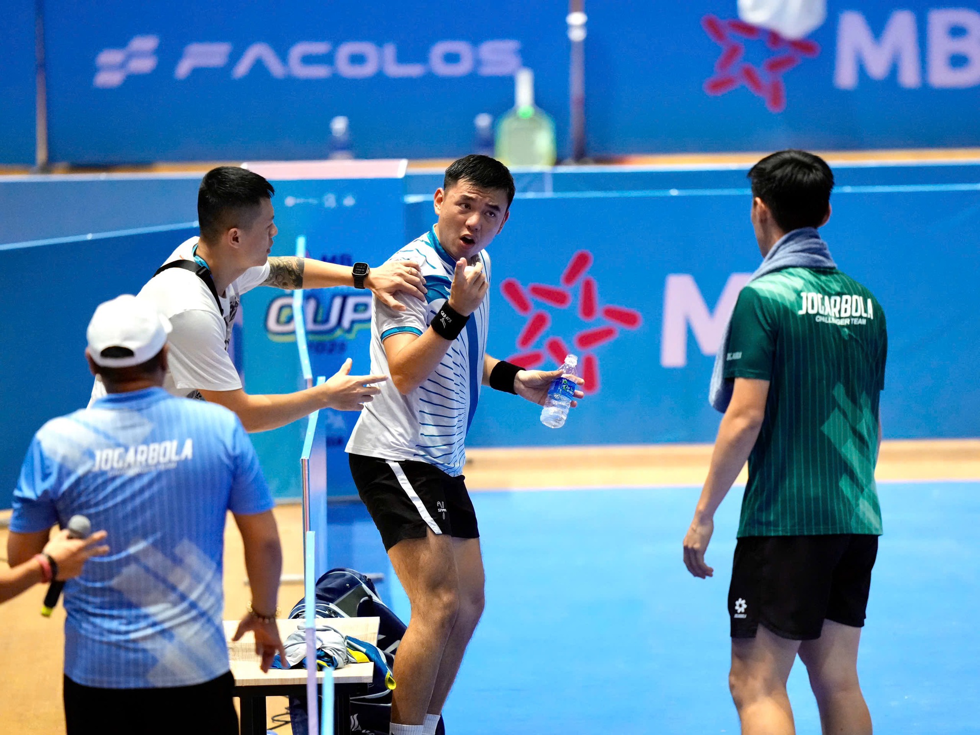 Truong Vinh Hien មកពីក្រោយវាយចាញ់ Ly Hoang Nam៖ ផ្ទុះជម្លោះយ៉ាងសាហាវ! - រូបថត ៦. Trương Vinh Hiển ngược dòng đánh bại Lý Hoàng Nam: Nổ ra tranh cãi gay gắt!- Ảnh 6.