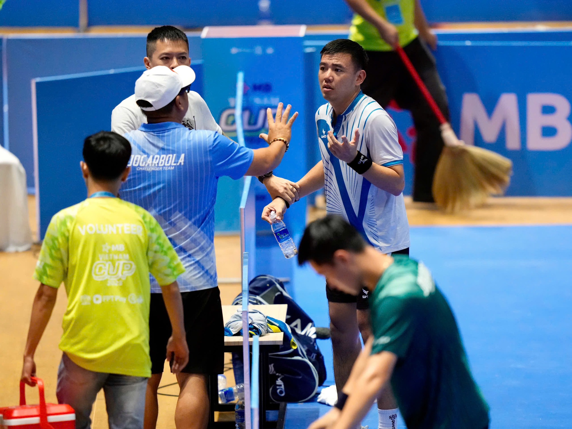 Truong Vinh Hien មកពីក្រោយវាយចាញ់ Ly Hoang Nam៖ ផ្ទុះជម្លោះយ៉ាងសាហាវ! - រូបថត ៤. Trương Vinh Hiển ngược dòng đánh bại Lý Hoàng Nam: Nổ ra tranh cãi gay gắt!- Ảnh 4.