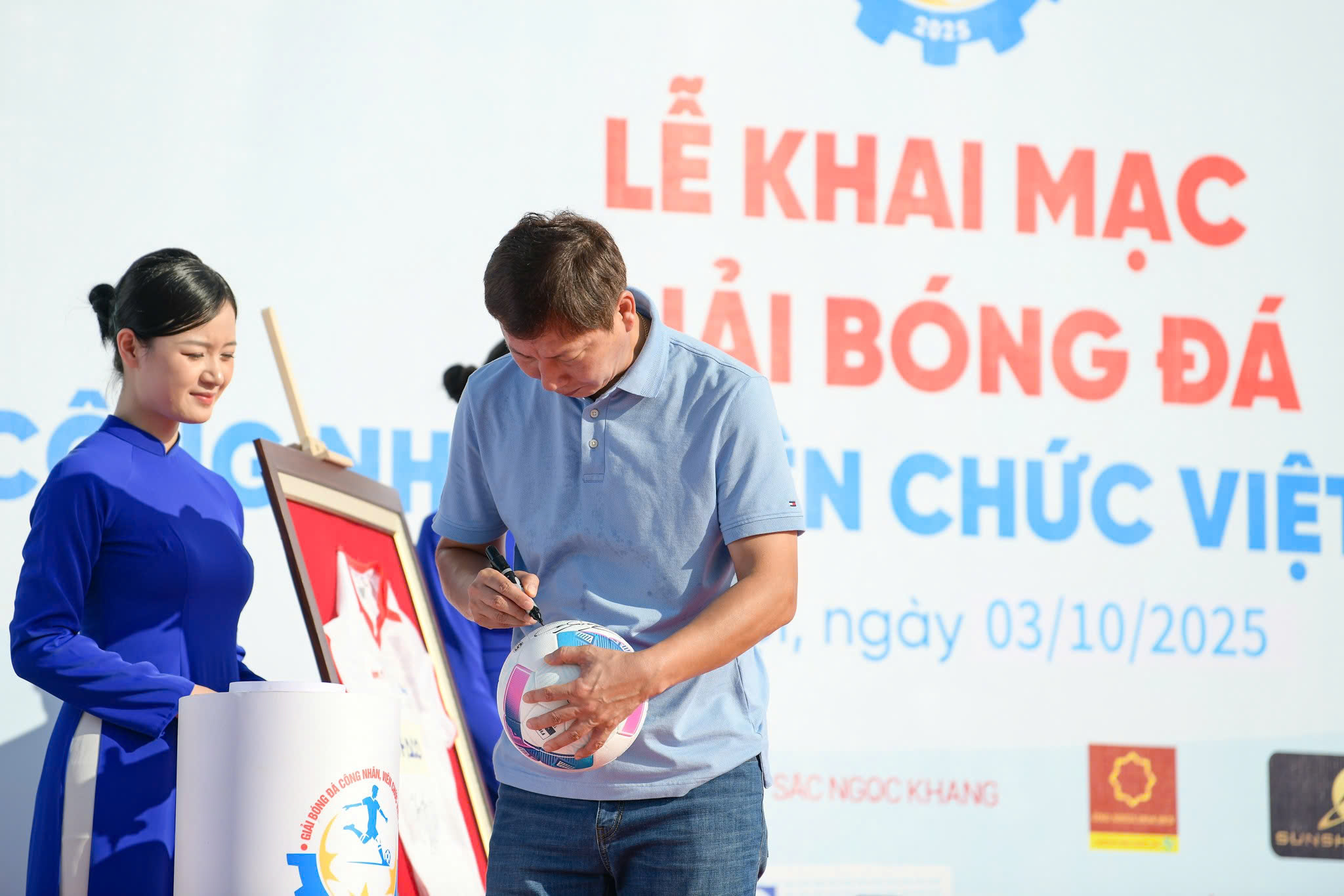 ការបើកការប្រកួតកីឡាបាល់ទាត់កម្មករ និងមន្ត្រីរាជការវៀតណាមឆ្នាំ 2025 - រូបថត 3 Hào hứng khai mạc giải bóng đá công nhân, viên chức Việt Nam 2025- Ảnh 3.