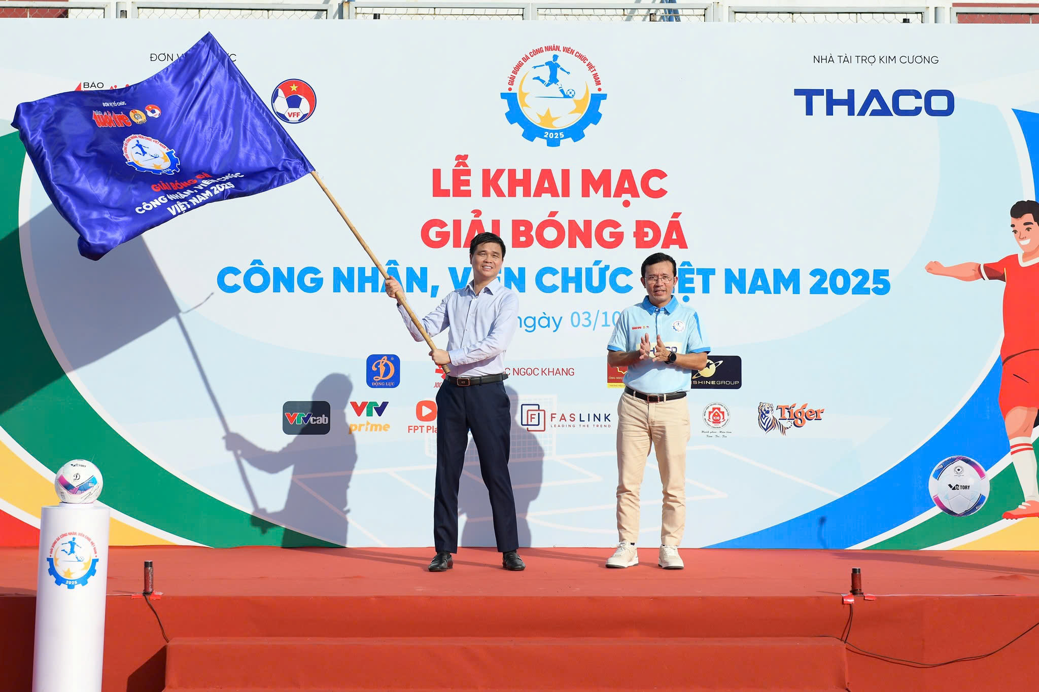 ការបើកការប្រកួតកីឡាបាល់ទាត់កម្មករ និងមន្ត្រីរាជការវៀតណាម ឆ្នាំ២០២៥ - រូបថត ១. Hào hứng khai mạc giải bóng đá công nhân, viên chức Việt Nam 2025- Ảnh 1.
