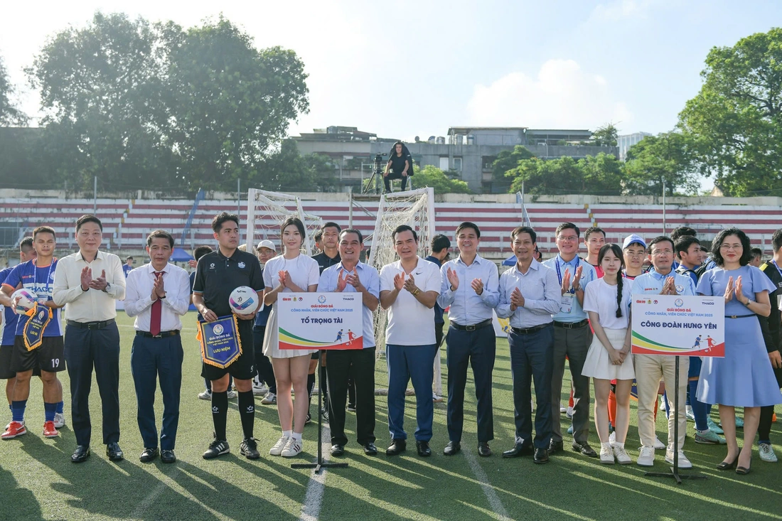 ការបើកការប្រកួតកីឡាបាល់ទាត់កម្មករ និងមន្ត្រីរាជការវៀតណាមឆ្នាំ២០២៥ - រូបថត ២. Hào hứng khai mạc giải bóng đá công nhân, viên chức Việt Nam 2025- Ảnh 2.