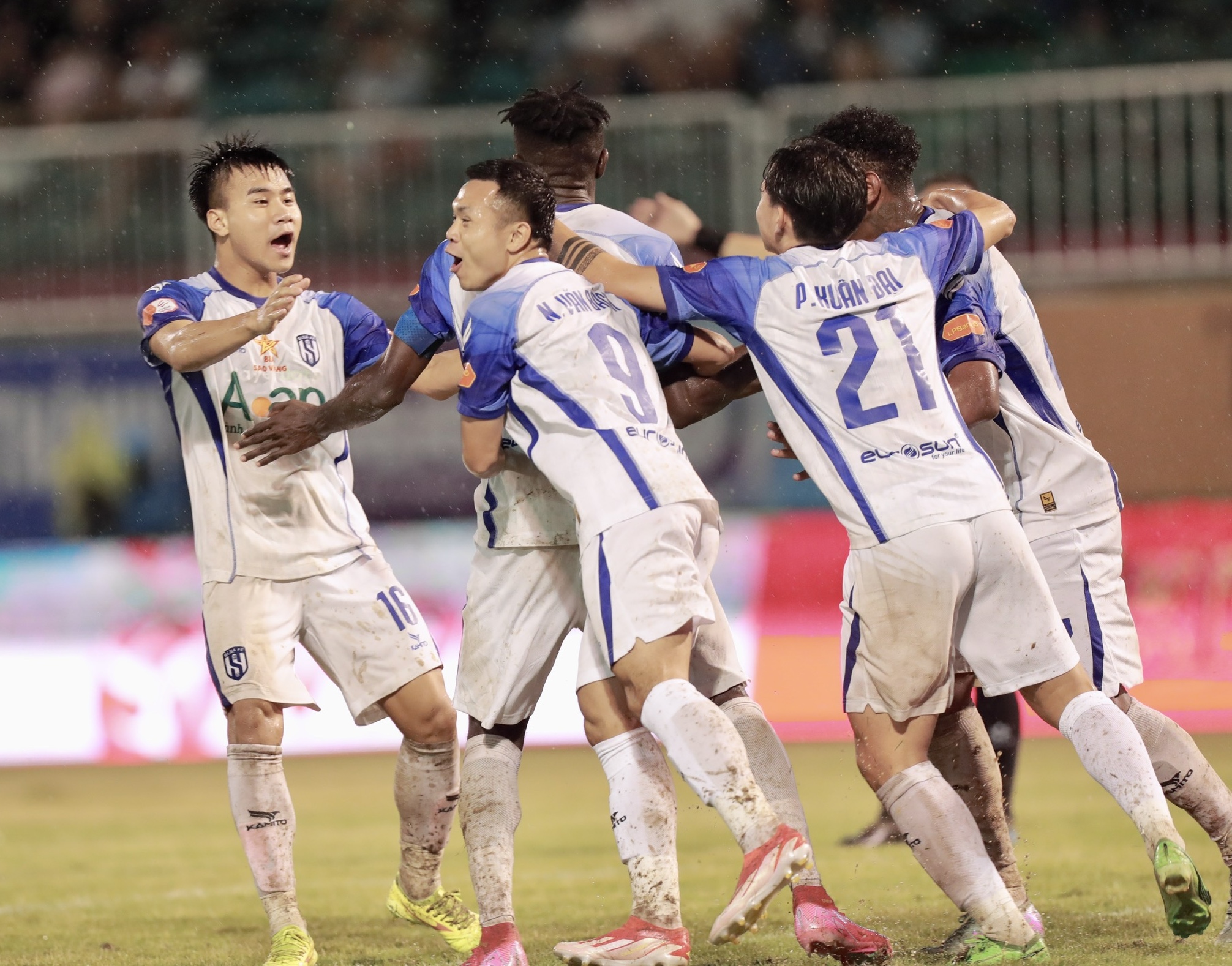 HAGL giải hạn bàn thắng, nhưng tiếc đứt ruột vì đá hỏng phạt đền phút 95: Hòa nghiệt ngã SLNA- Ảnh 2. HAGL giải hạn bàn thắng, nhưng tiếc đứt ruột vì đá hỏng phạt đền phút 95: Hòa nghiệt ngã SLNA- Ảnh 2.