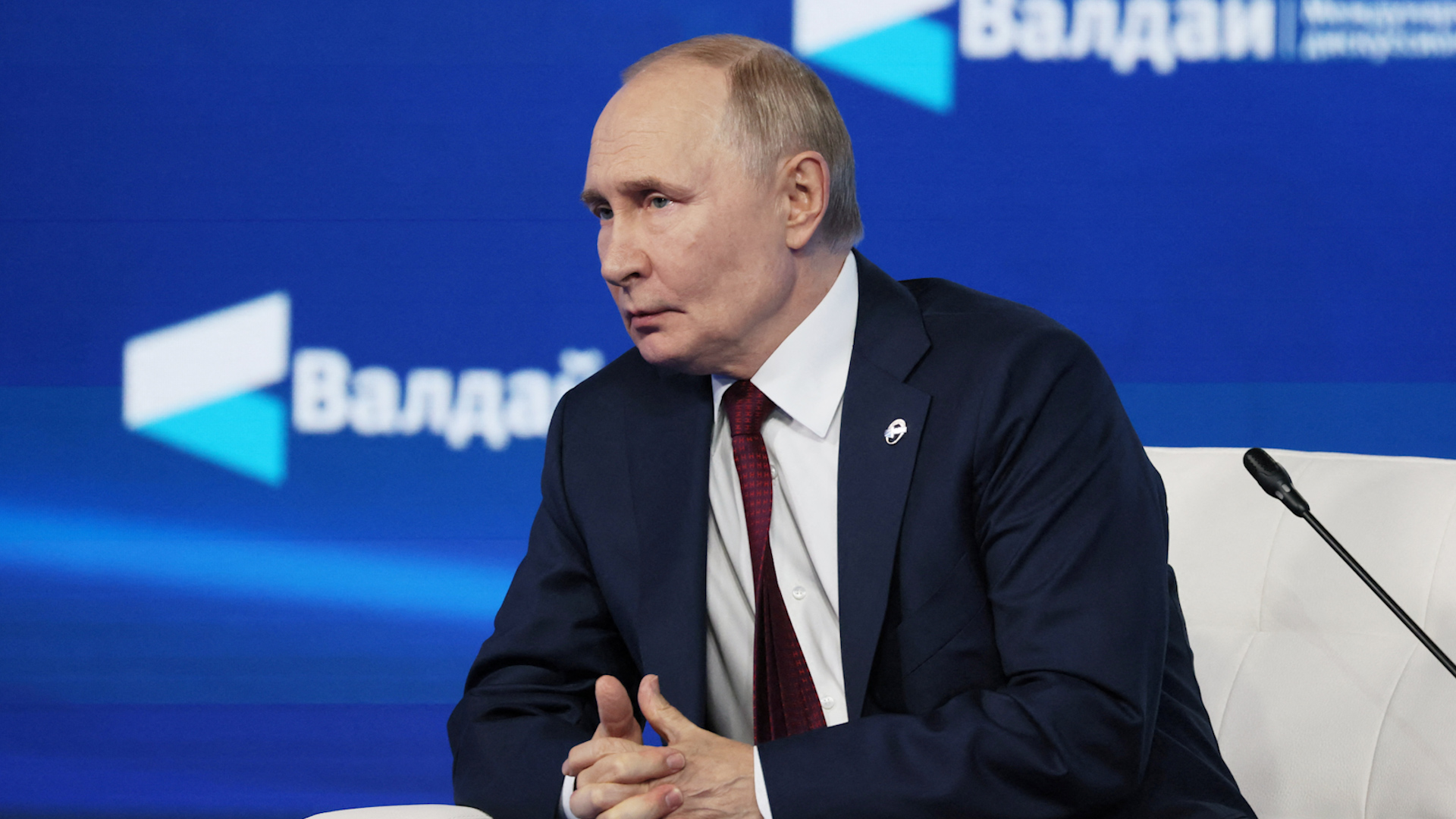 Ông Putin đáp trả bình luận ‘cọp giấy’,…