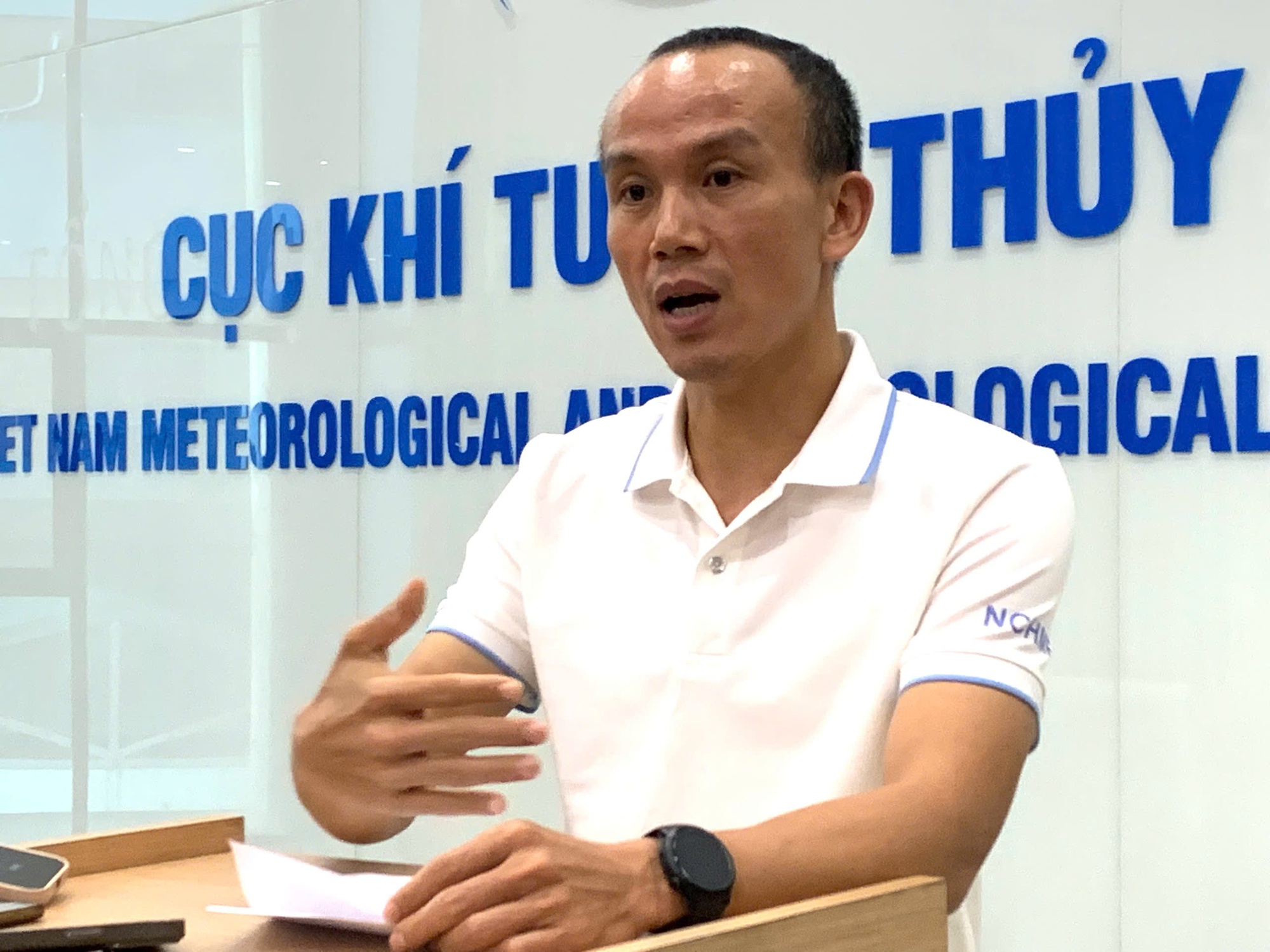 Hà Nội mưa lớn trong bão số 11, nguy cơ ngập lụt trở lại- Ảnh 1.