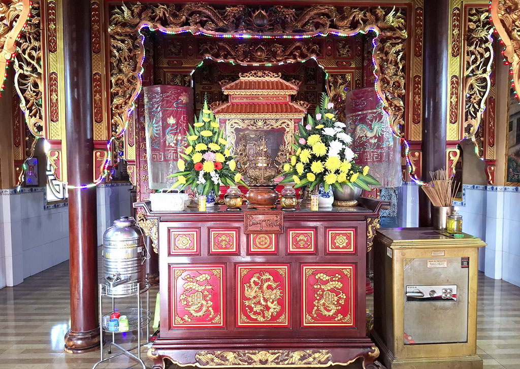 អាថ៍កំបាំងភ្នំប្រាំពីរ៖ ថេប និងដែកនៅវត្តបឹងឡៃ - រូបថត ៣. Thất sơn huyền bí: Thẻ bài và bia trấn yểm ở chùa Bồng Lai- Ảnh 3.