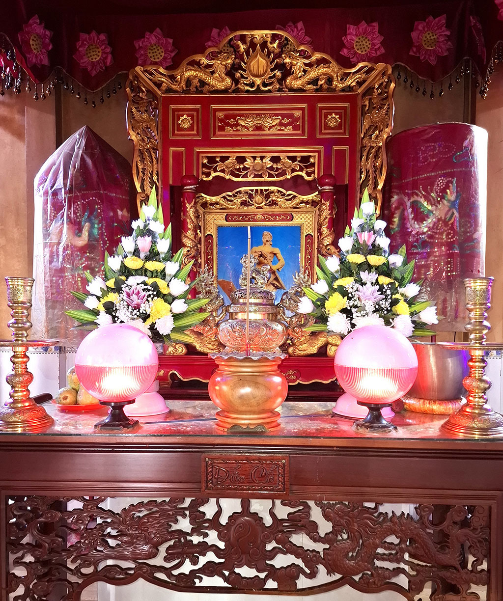 អាថ៍កំបាំងភ្នំប្រាំពីរ៖ ថេប និងដែកនៅវត្តបឹងឡៃ - រូបថត ៤. Thất sơn huyền bí: Thẻ bài và bia trấn yểm ở chùa Bồng Lai- Ảnh 4.