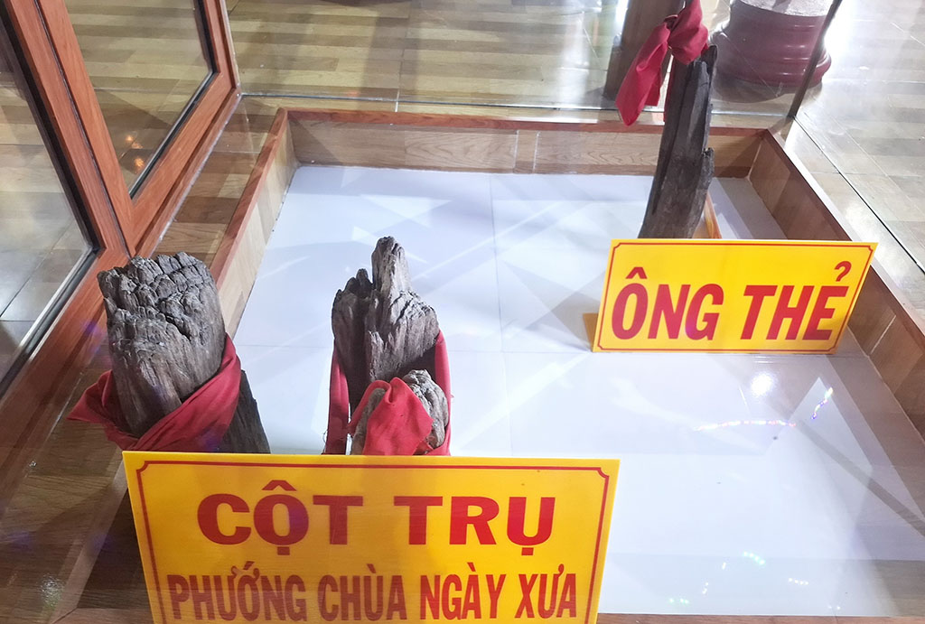 អាថ៍កំបាំងភ្នំប្រាំពីរ៖ តុ និងដែកនៅវត្តបឹងឡៃ - រូបថត ៥. Thất sơn huyền bí: Thẻ bài và bia trấn yểm ở chùa Bồng Lai- Ảnh 5.