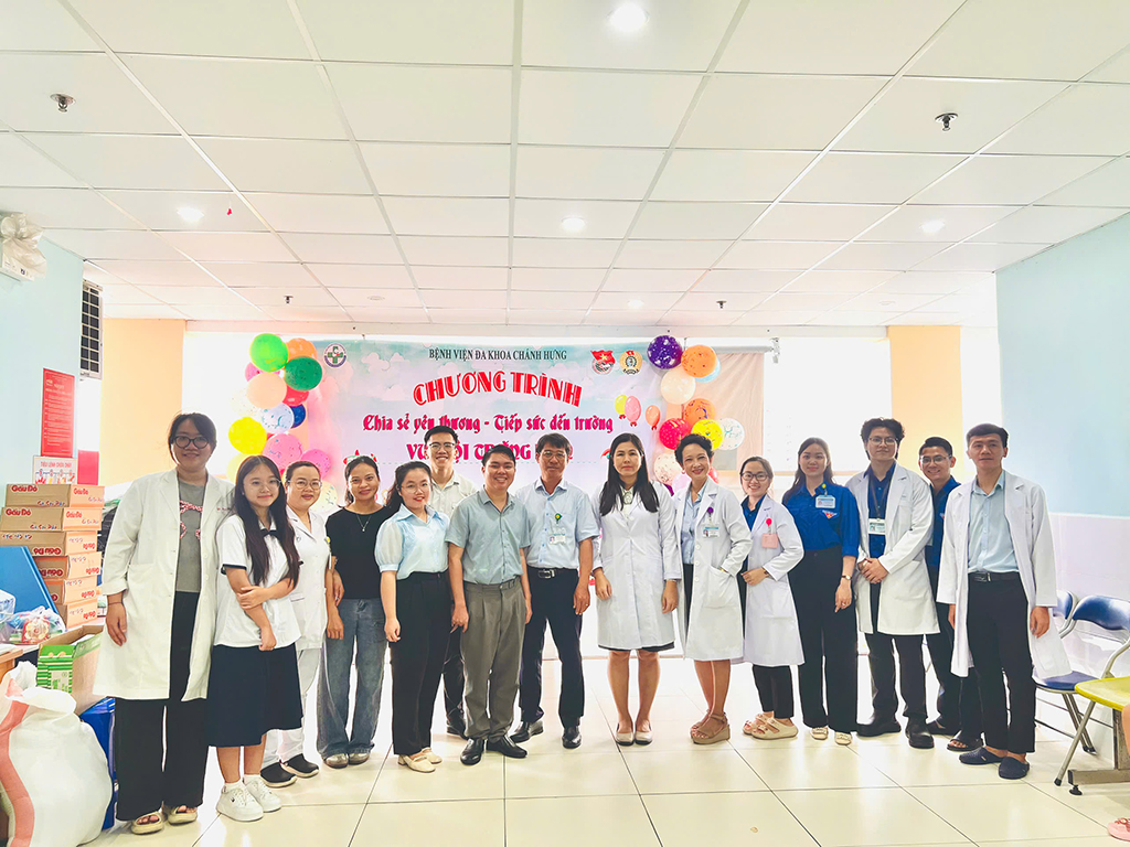 ទឹកចិត្តលោកគ្រូ សាង ស្រលាញ់សិស្ស - រូបថត ១. Trái tim yêu học trò của thầy giáo Sang- Ảnh 1.