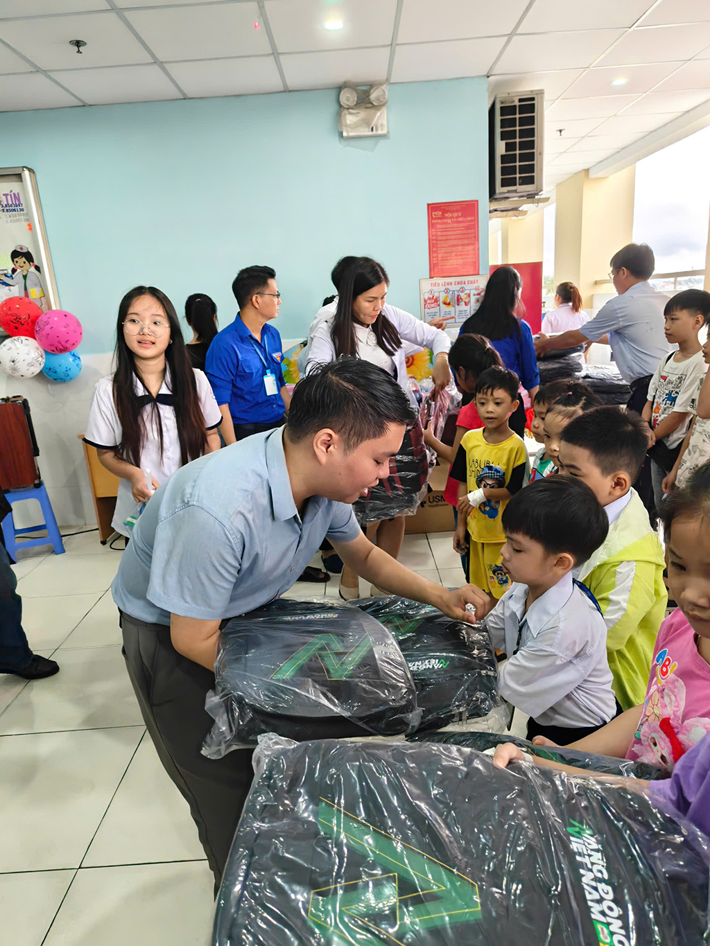 ទឹកចិត្តលោកគ្រូ សាង ស្រលាញ់សិស្ស - រូបថត ២. Trái tim yêu học trò của thầy giáo Sang- Ảnh 2.