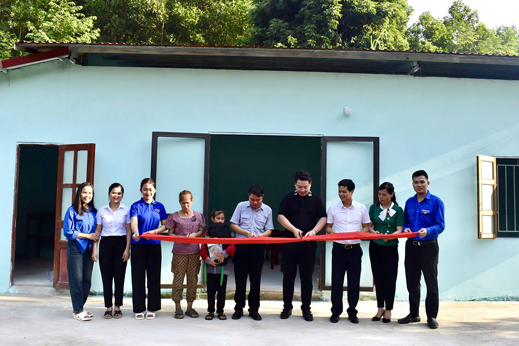 ទឹកចិត្តគ្រូបង្រៀន ស្រលាញ់សិស្ស - រូបថត ៤. Trái tim yêu học trò của thầy giáo Sang- Ảnh 4.