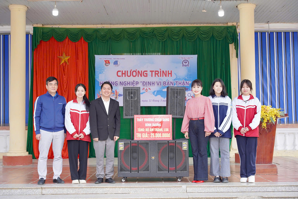 ទឹកចិត្តគ្រូបង្រៀន ស្រលាញ់សិស្ស - រូបថត ៥. Trái tim yêu học trò của thầy giáo Sang- Ảnh 5.