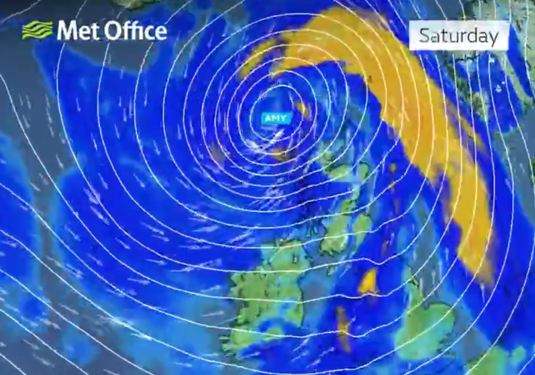 Nước Anh hứng bão Amy, nhiều khu vực cảnh báo nguy hiểm đến tính mạng - Ảnh 1.