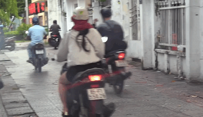 Xe máy ùn ùn đi trên vỉa hè Cách Mạng Tháng 8, bất chấp CSGT quay clip - Ảnh 2.