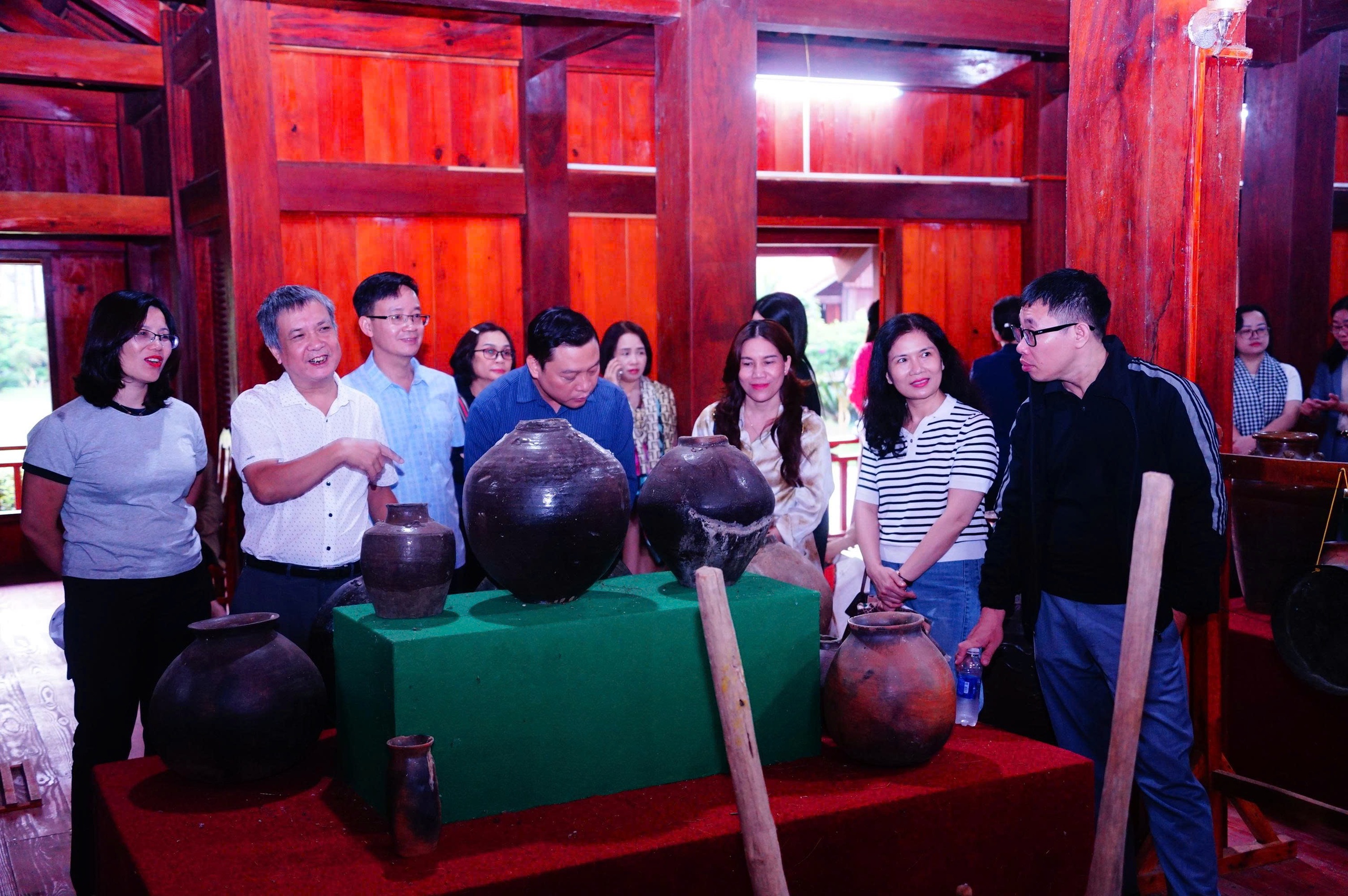 ការរក្សាតម្លៃវប្បធម៌ប្រពៃណីរបស់ជនជាតិដែលជាប់ពាក់ព័ន្ធនឹងការអភិវឌ្ឍវិស័យទេសចរណ៍ - រូបថត ៣. Bảo tồn giá trị văn hóa truyền thống các dân tộc gắn với phát triển du lịch - Ảnh 3.