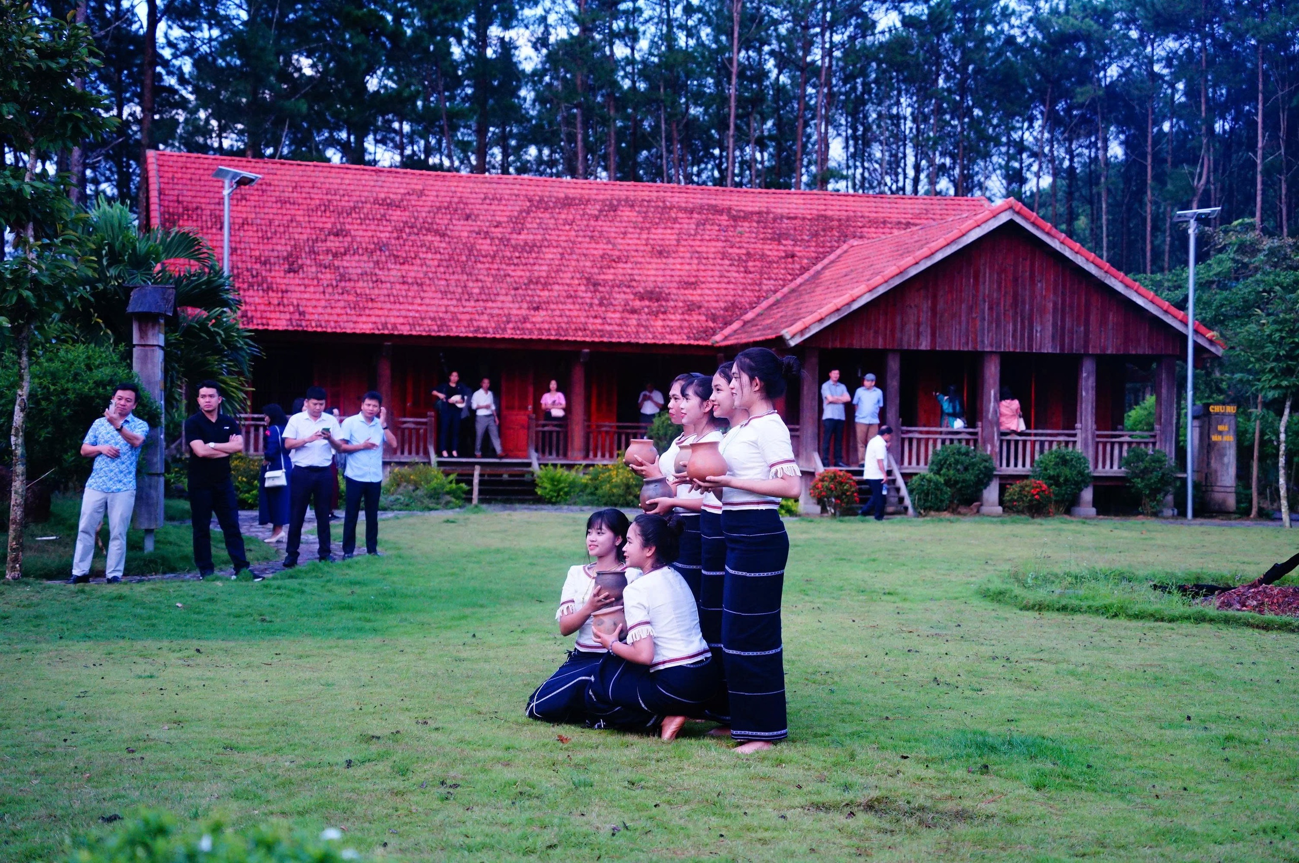 ការរក្សាតម្លៃវប្បធម៌ប្រពៃណីរបស់ជនជាតិដែលជាប់ពាក់ព័ន្ធនឹងការអភិវឌ្ឍទេសចរណ៍ - រូបថត ២. Bảo tồn giá trị văn hóa truyền thống các dân tộc gắn với phát triển du lịch - Ảnh 2.