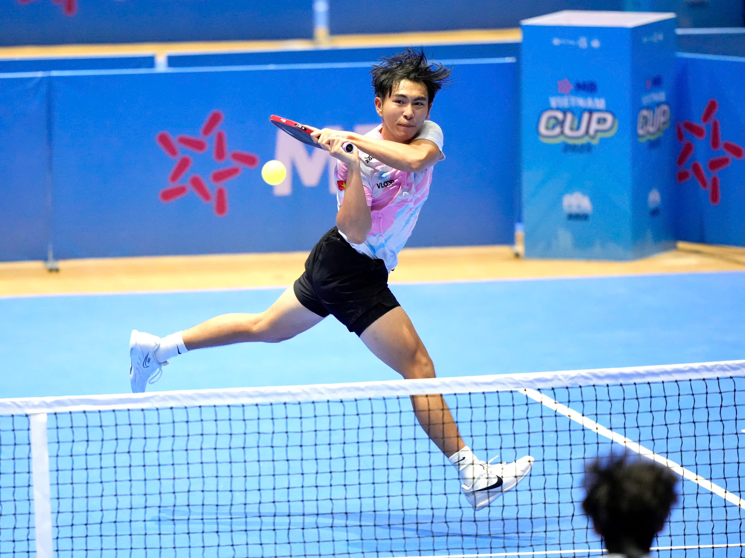 Truong Vinh Hien មកពីក្រោយវាយចាញ់ Ly Hoang Nam៖ ផ្ទុះជម្លោះយ៉ាងសាហាវ! - រូបថត ៧. Trương Vinh Hiển ngược dòng đánh bại Lý Hoàng Nam: Nổ ra tranh cãi gay gắt!- Ảnh 7.