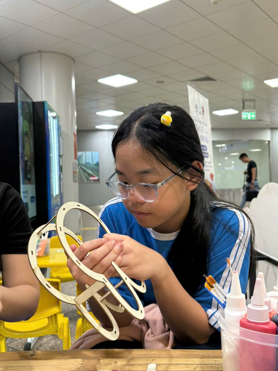 Hành khách trang trí lồng đèn tại ga metro Bến Thành - Ảnh 2.