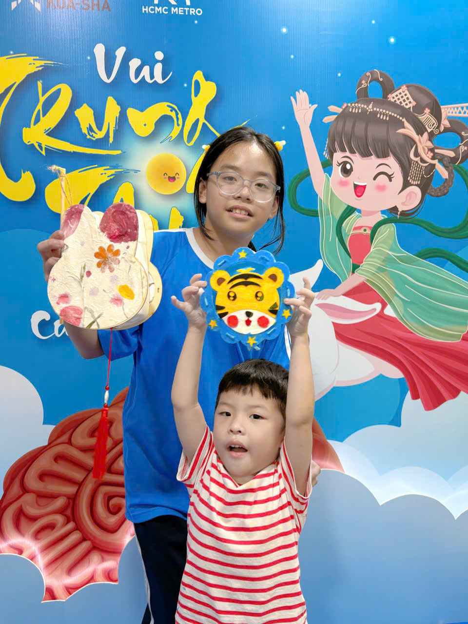 Hành khách trang trí lồng đèn tại ga metro Bến Thành - Ảnh 4.