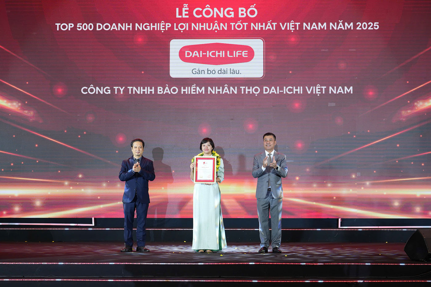 Dai-ichi Life Việt Nam vinh dự nhận 'Top 500 Doanh nghiệp Lợi nhuận tốt nhất Việt Nam' - Ảnh 1.