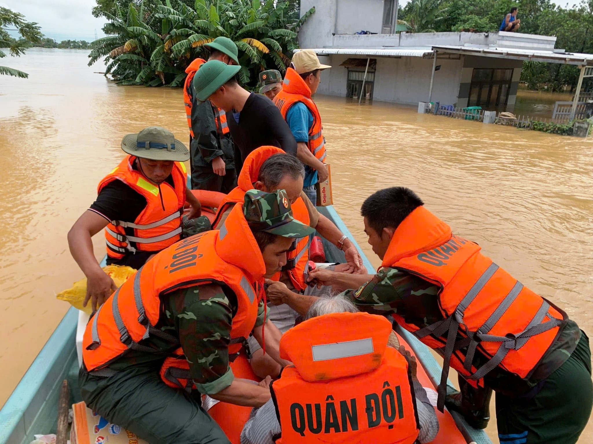Vì sao nước sông Vu Gia – Thu Bồn vượt đỉnh lũ lịch sử Giáp Thìn 1964? - Ảnh 2.
