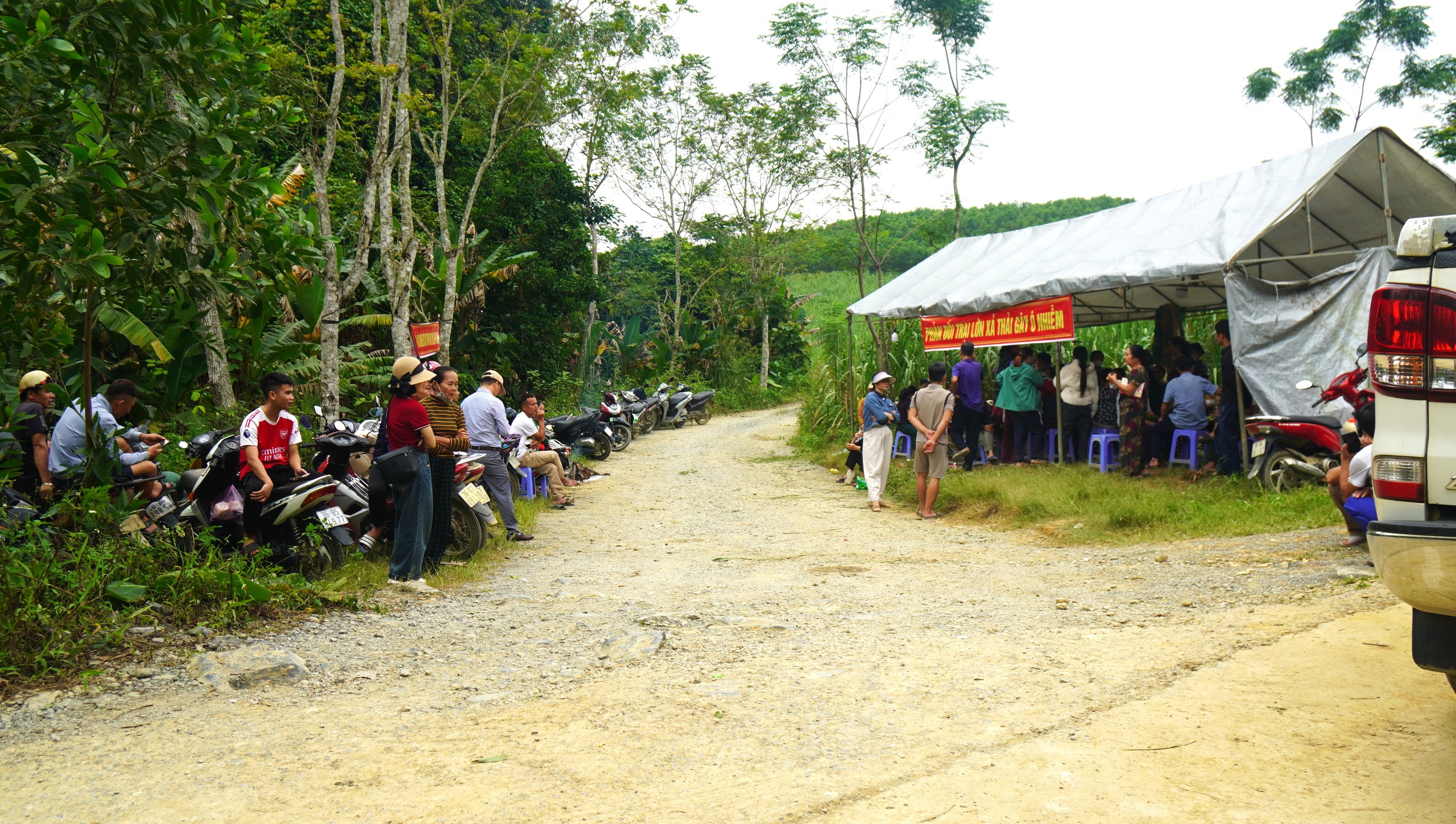 Người dân dựng rạp, tập trung phản đối trại lợn gây mùi hôi thối- Ảnh 3. Người dân dựng rạp, tập trung phản đối trại lợn gây mùi hôi thối- Ảnh 3.