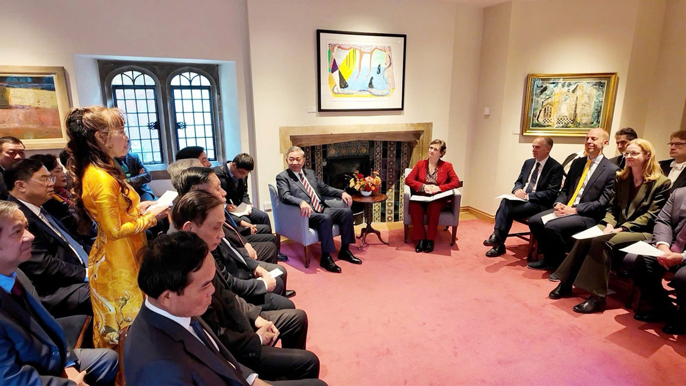 Tiến sĩ Nguyễn Thị Phương Thảo cam kết tiếp tục mở rộng hợp tác cùng ĐH Oxford- Ảnh 1. Tiến sĩ Nguyễn Thị Phương Thảo cam kết tiếp tục mở rộng hợp tác cùng ĐH Oxford- Ảnh 1.