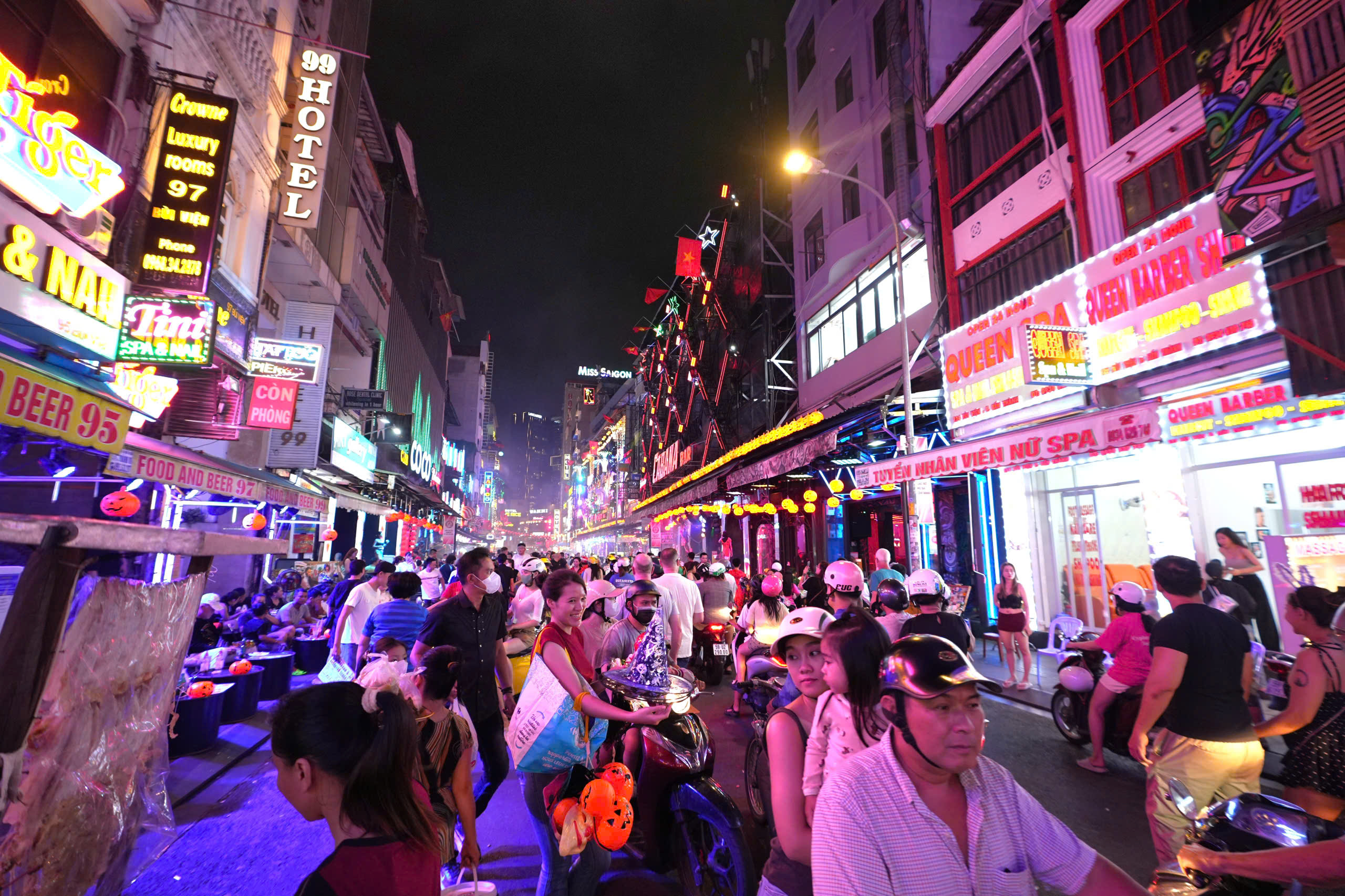 Phố Tây Bùi Viện ngập tràn sắc màu ma quái Halloween: Muôn kiểu hóa trang cực 'chất' - Ảnh 2.