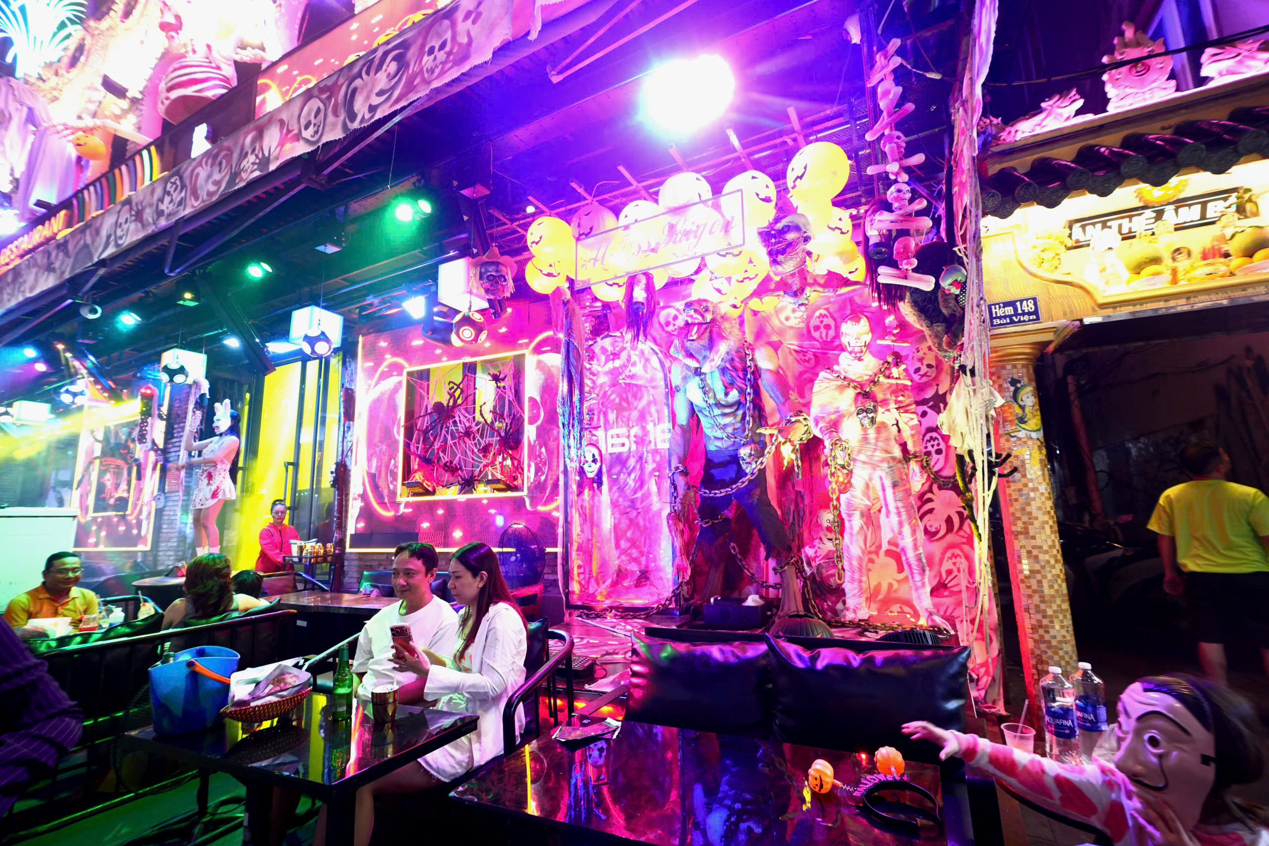 Phố Tây Bùi Viện ngập tràn sắc màu ma quái Halloween: Muôn kiểu hóa trang cực 'chất' - Ảnh 4.