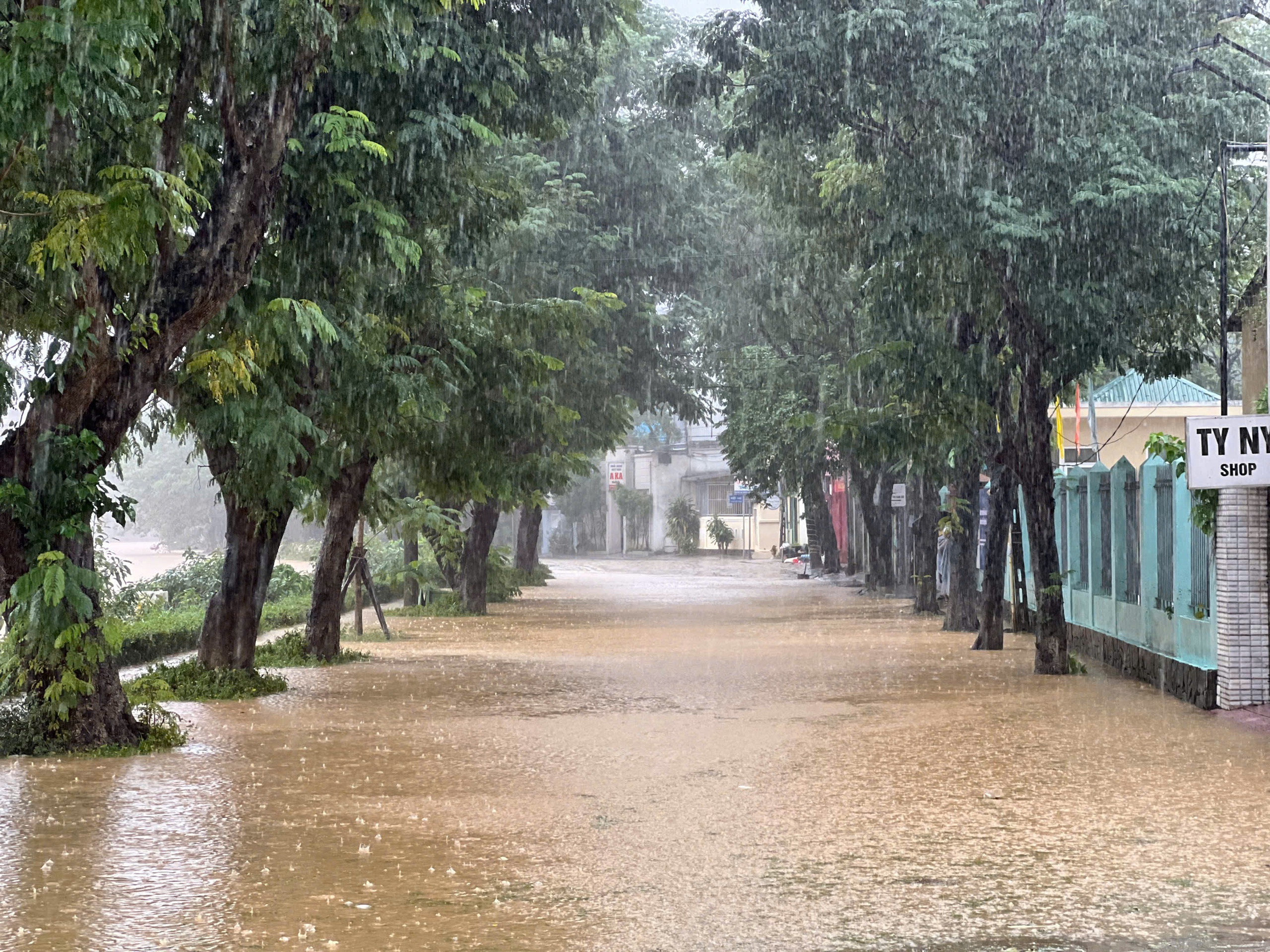 TP.Huế: Nội đô lũ đang rút dần, hạ du vẫn ngập sâu- Ảnh 1.