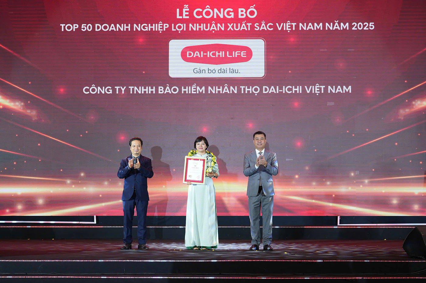 Dai-ichi Life Việt Nam vinh dự nhận 'Top 500 Doanh nghiệp Lợi nhuận tốt nhất Việt Nam' - Ảnh 2.