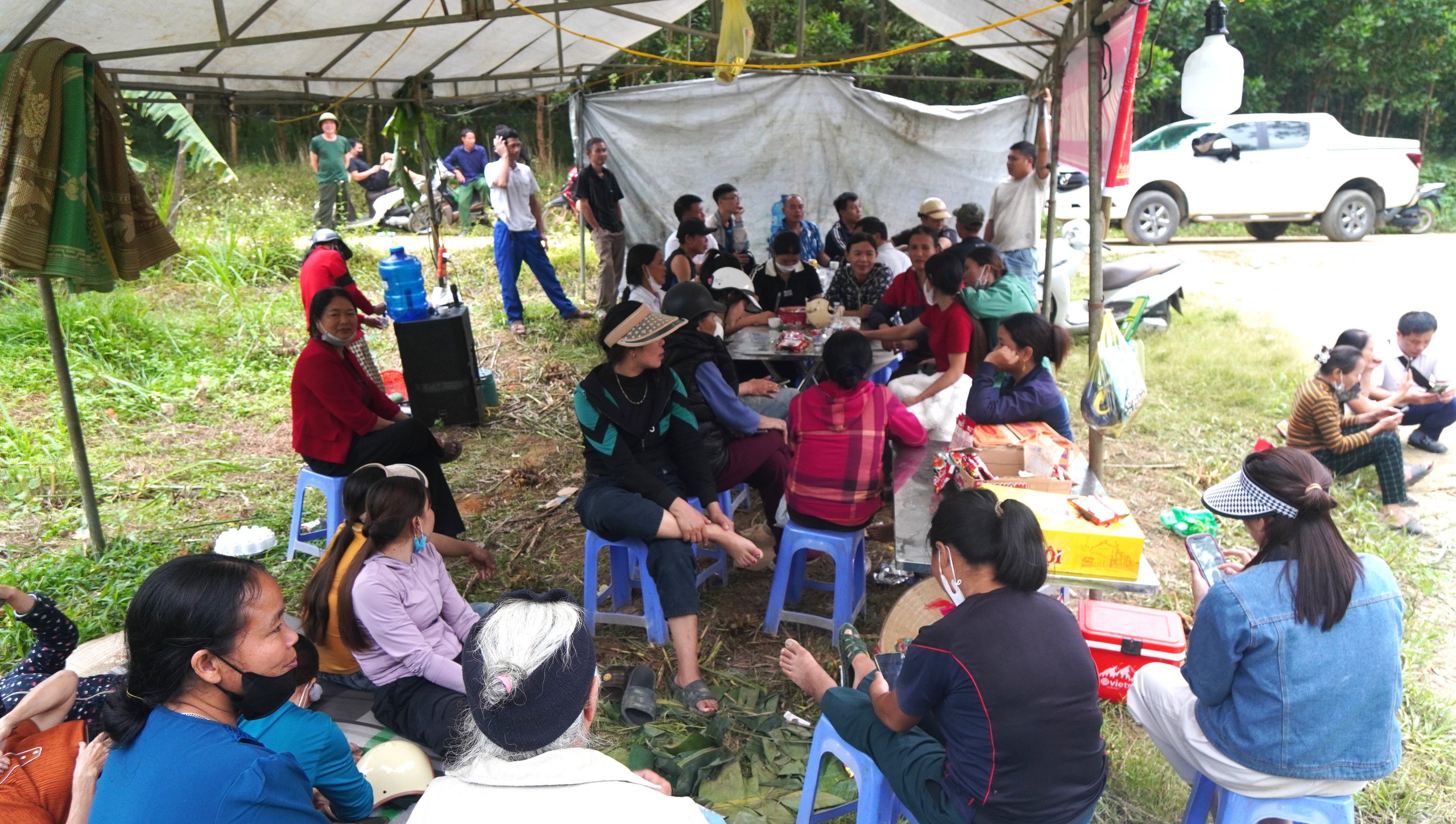 Người dân dựng rạp, tập trung phản đối trại lợn gây mùi hôi thối- Ảnh 1. Người dân dựng rạp, tập trung phản đối trại lợn gây mùi hôi thối- Ảnh 1.