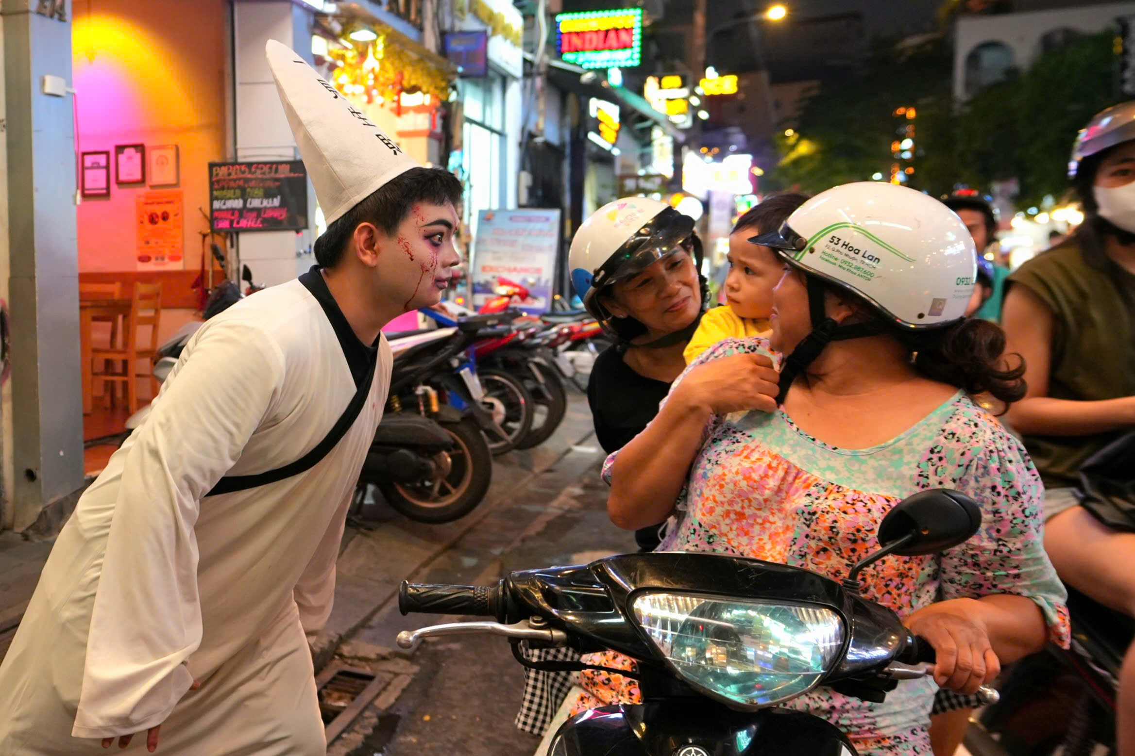 Phố Tây Bùi Viện ngập tràn sắc màu ma quái Halloween: Muôn kiểu hóa trang cực 'chất' - Ảnh 8.