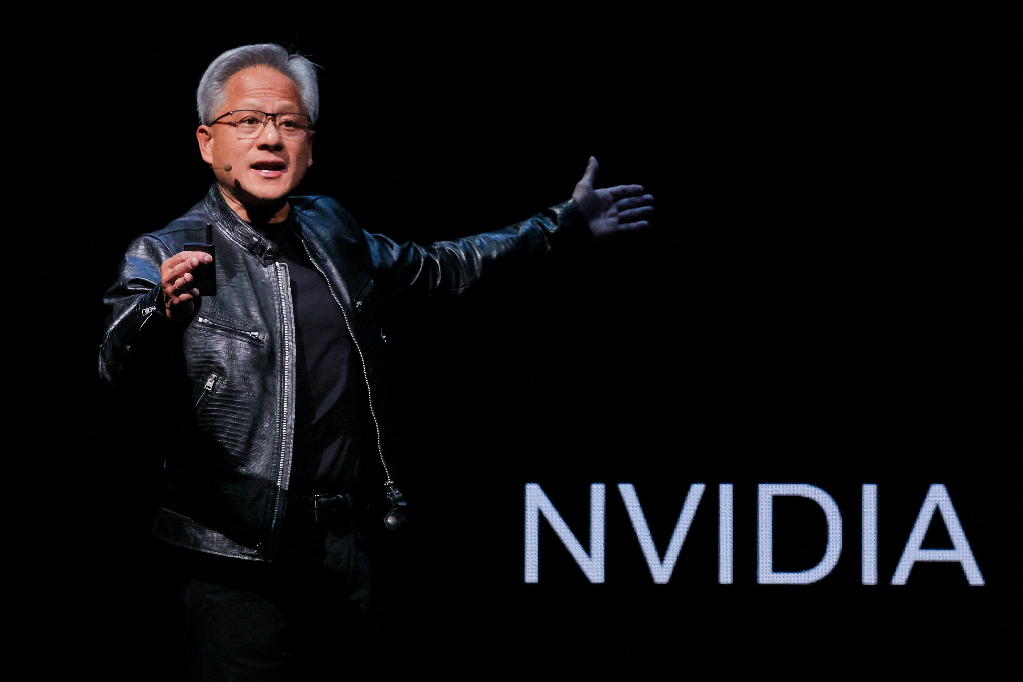 NVIDIA cán mốc 5.000 tỉ USD, vượt GDP nhiều cường quốc - Ảnh 1.