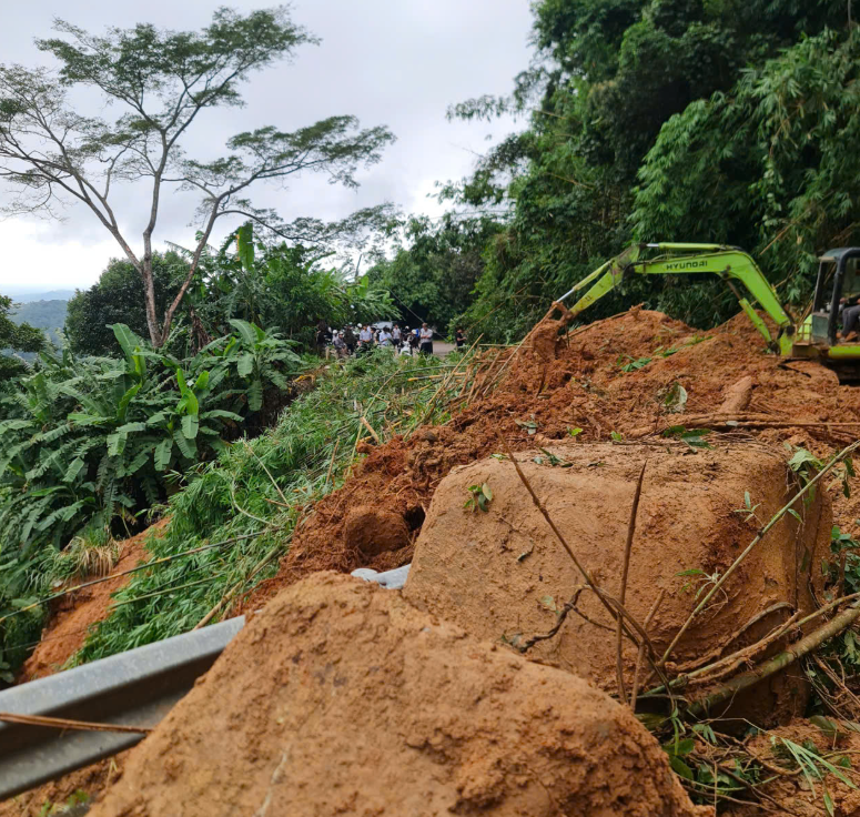 Sạt lở đèo Gia Bắc nghiêm trọng gây tê liệt QL28 nối Phan Thiết với Di Linh - Ảnh 1. Sạt lở đèo Gia Bắc nghiêm trọng gây tê liệt QL28 nối Phan Thiết với Di Linh - Ảnh 1.