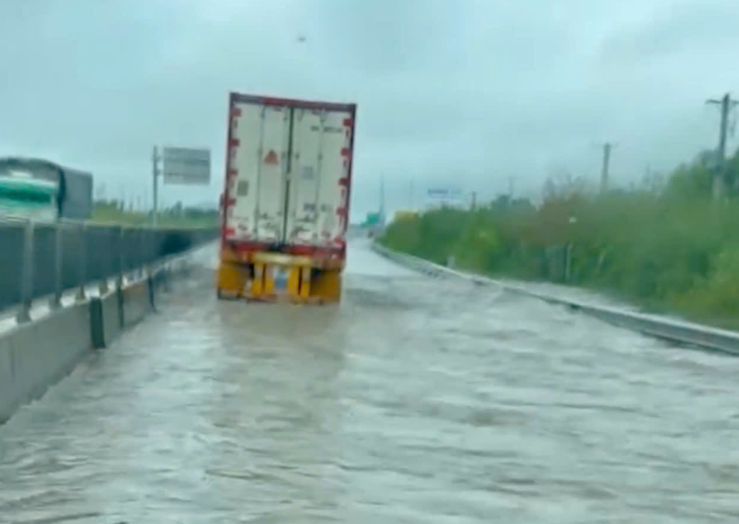 Cao tốc Vĩnh Hảo - Phan Thiết ngập nước , cảnh báo an toàn cho tài xế - Ảnh 1. Cao tốc Vĩnh Hảo - Phan Thiết ngập nước , cảnh báo an toàn cho tài xế - Ảnh 1.