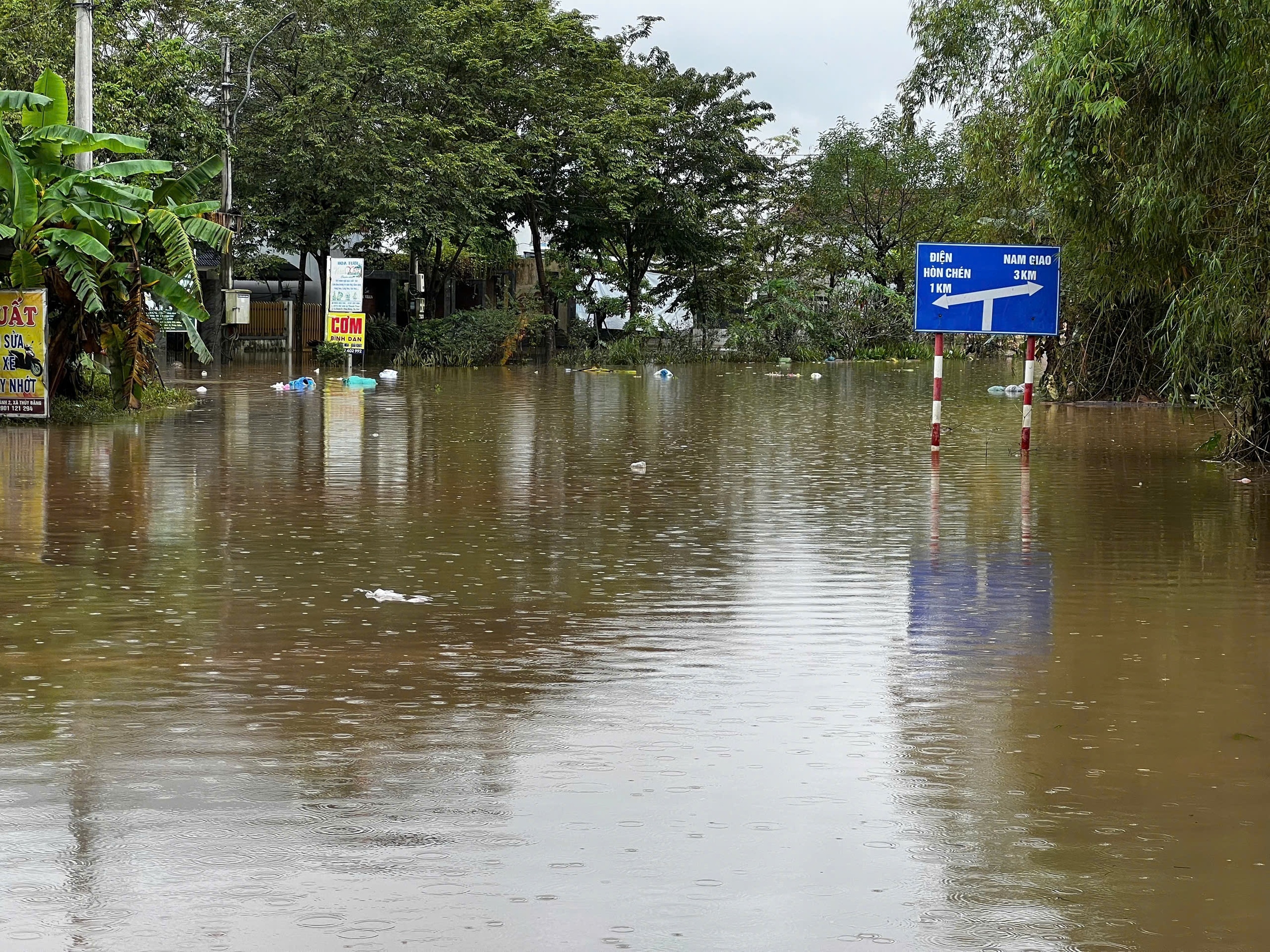 TP.Huế: Nội đô lũ đang rút dần, hạ du vẫn ngập sâu- Ảnh 2.